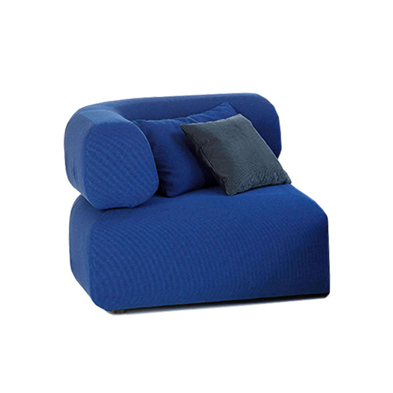 Ein Anstellelement in blauem Stoff mit umschließender langer Armlehne auf der linken Seite.