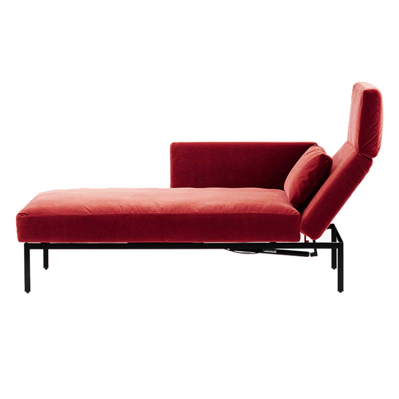 Seitenansicht auf Longchair in rotem Stoff mit Armlehne links der Serie roro small classic.