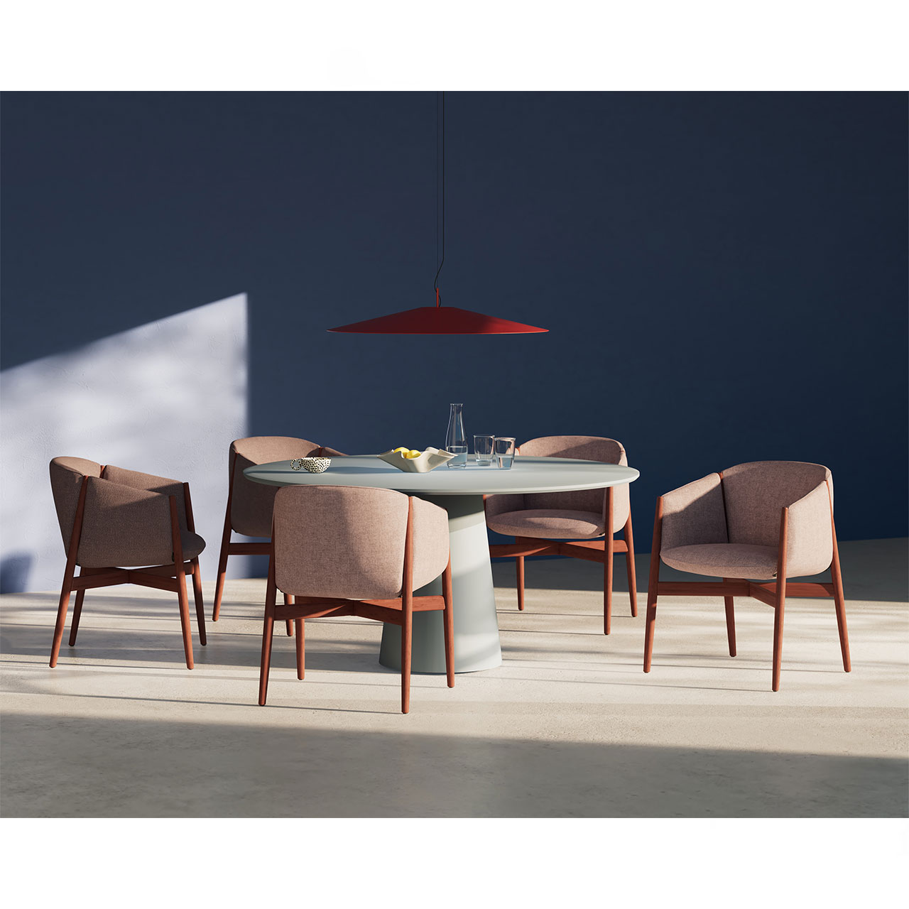 Fünf Stühle mit rötlichen Bezügen gruppiert um runden Tisch