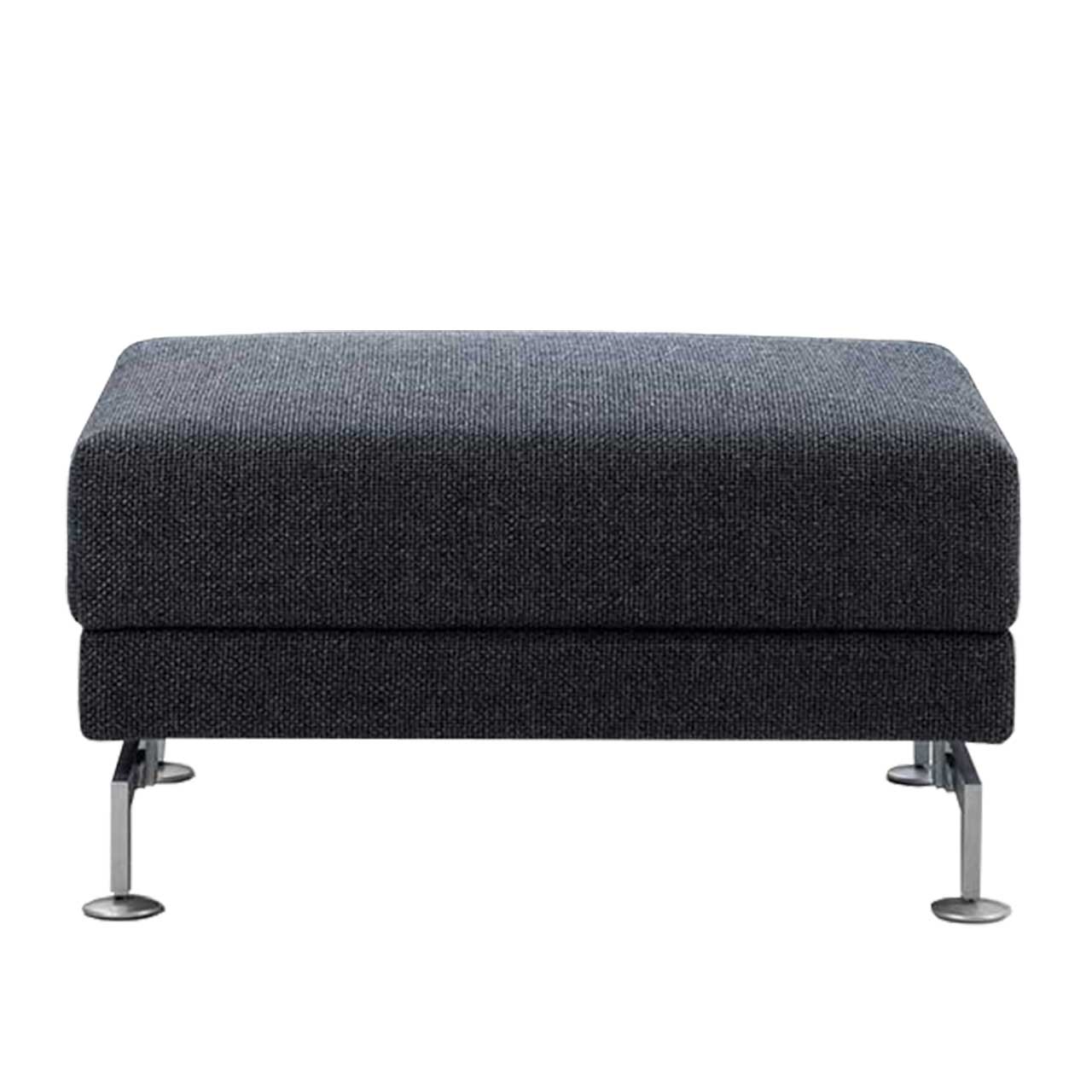 Rechteckiger Hocker mit grauem Stoffbezug und Metallkufen.