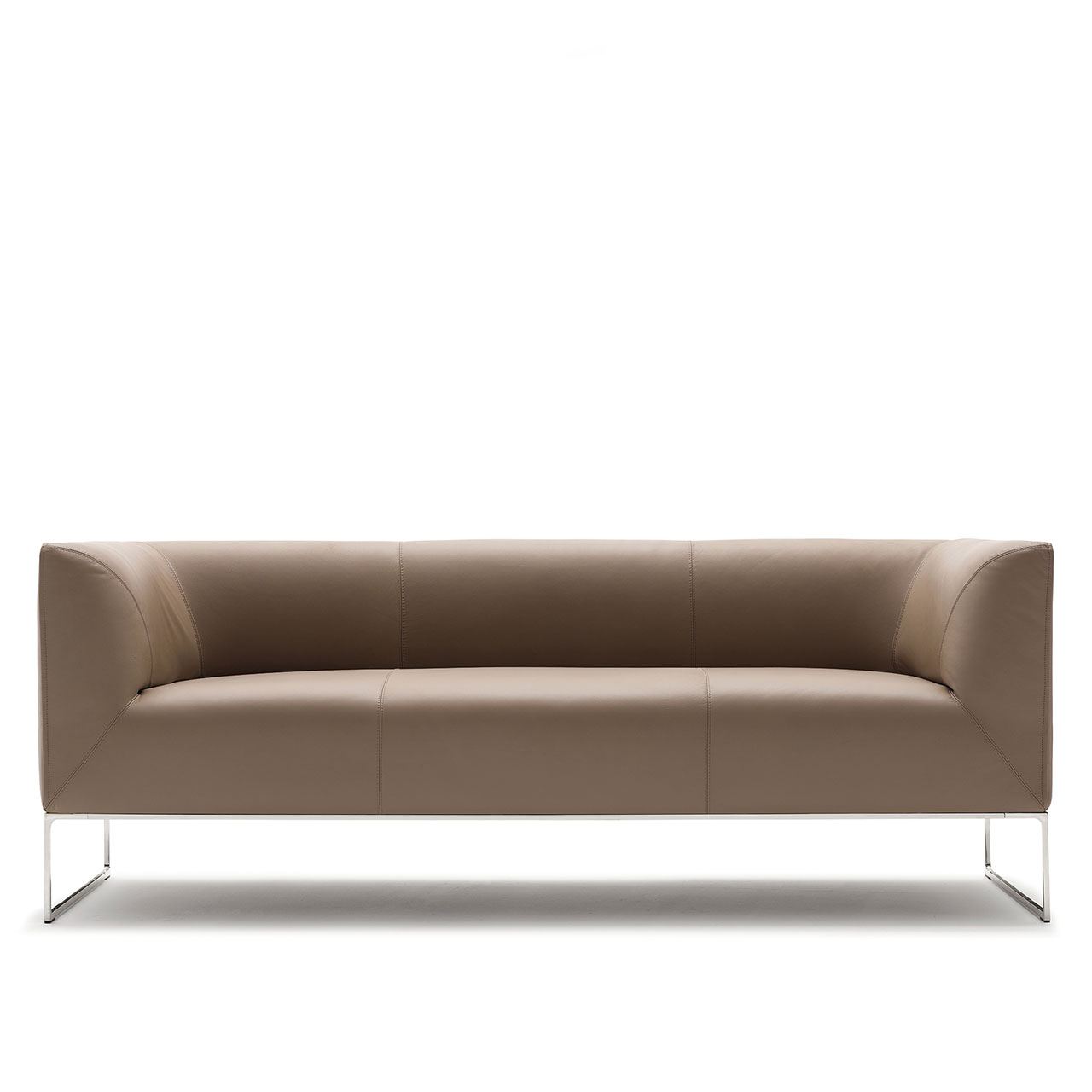 Sofa mit beigem Stoffbezug auf Chromkufen