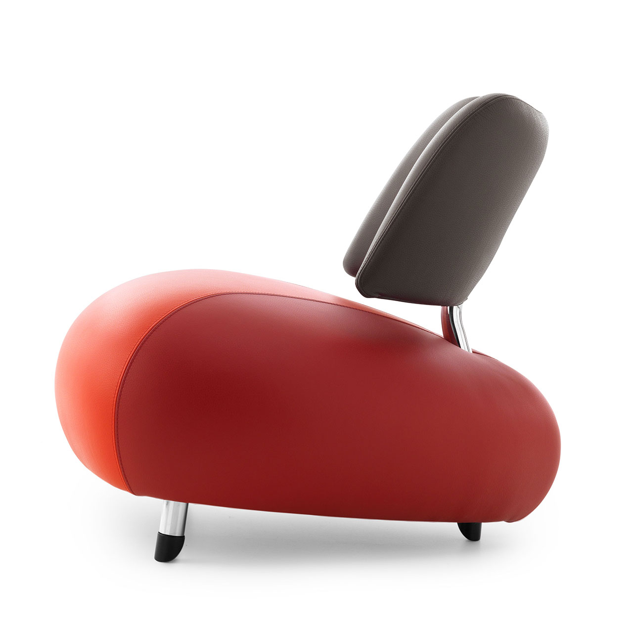 Futuristischer Sessel aus Leder mit Sitzbezug aus zwei Rot-Tönen und Kopfstütze aus braunem Leder