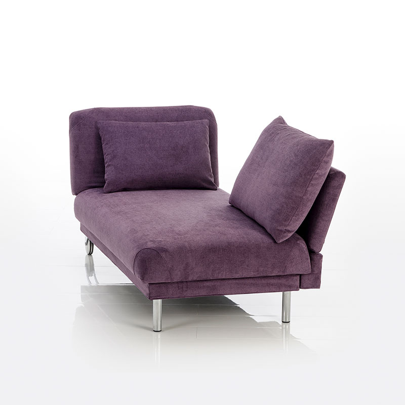 Recamiere in fliederfarbenem Stoff. Die Armlehne ist an das Fußende vorgezogen.