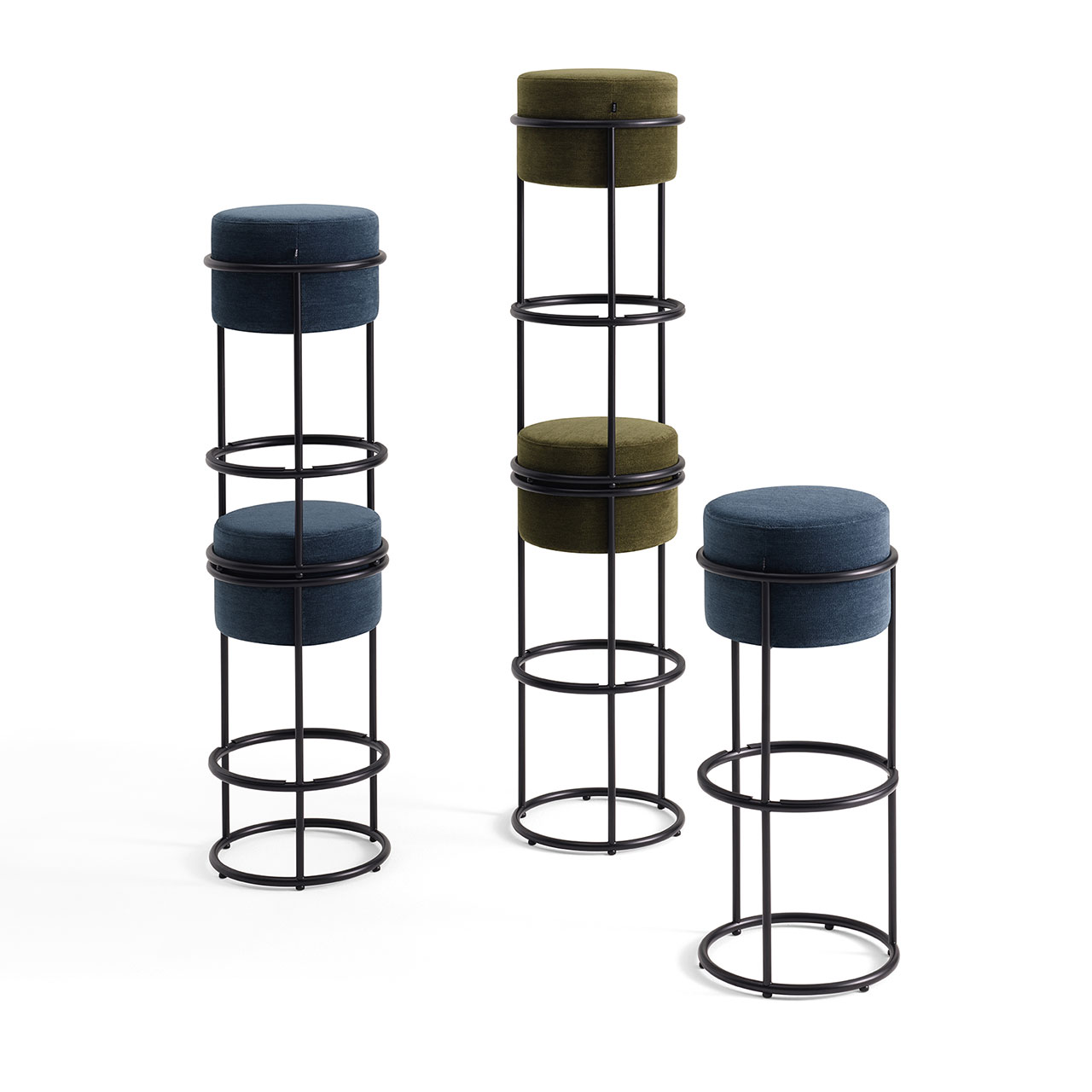 jeweils zwei große und zwei kleine Barhocker sind aufeinander gestapelt, ein Barhocker steht daneben