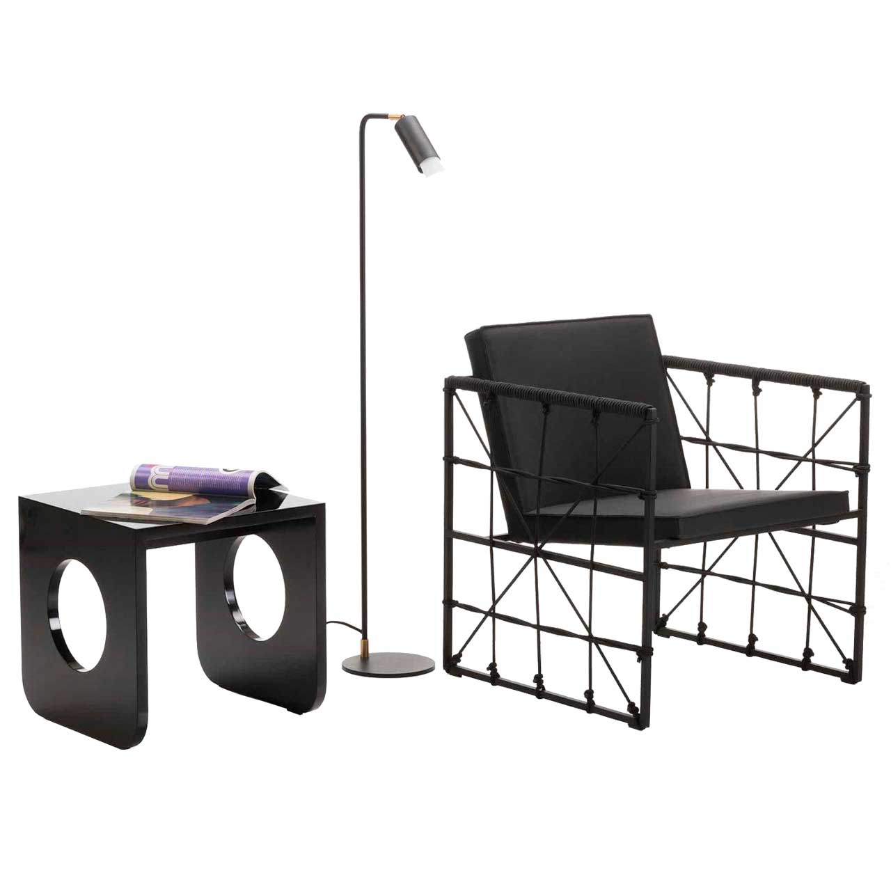 Filigraner Sessel mit schwarzem Untergestell und mit schwarzem Leder bezogen. Die Seiten sind mit schwarzem Bungeeseilen bespannt. 