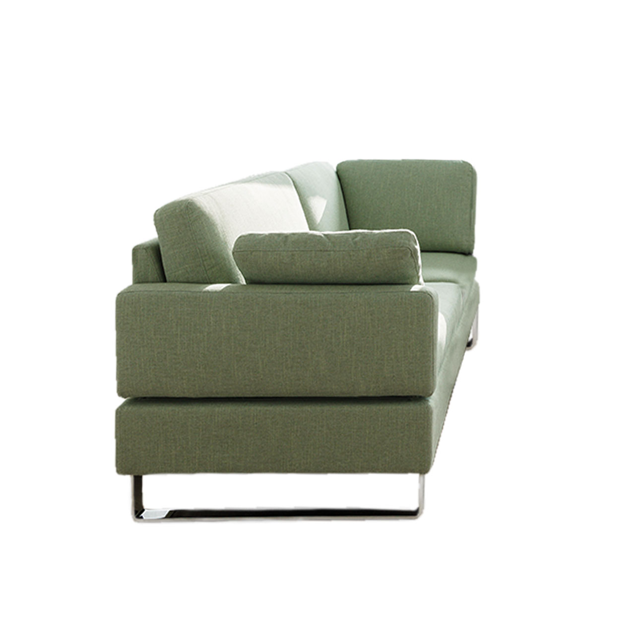 Grünes Sofa mit Kufen in chrom glänzend.