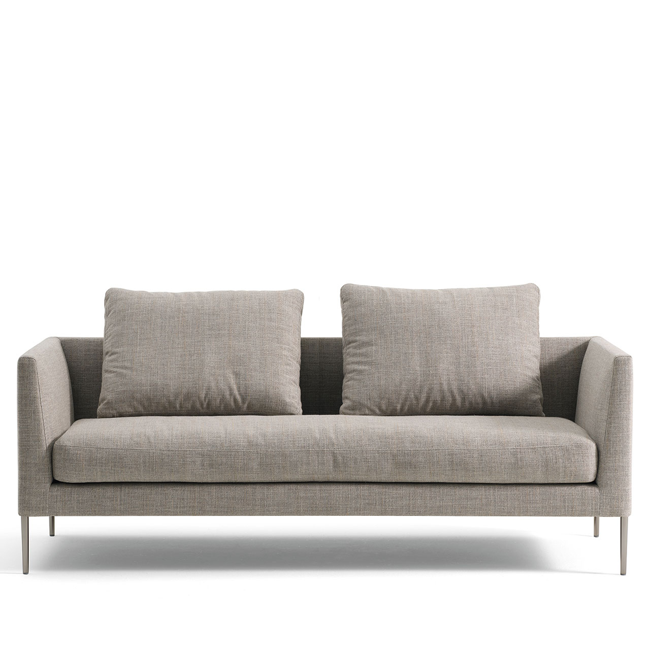 Mittleres Sofa mit grauem Stoffbezug auf hohen Chrom-Füßen mit zwei rechteckigen kissen