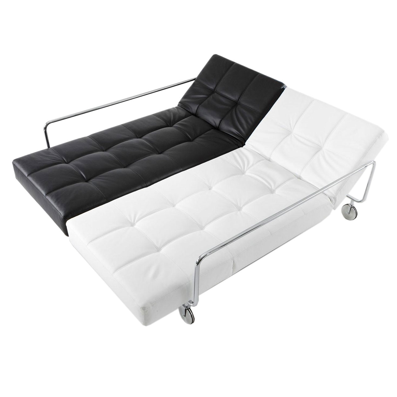 Ein Doppelbett aus zwei zusammengestellten Daybeds. Das linke Daybed ist aus schwarzem Leder, das rechte aus weißem Leder. Die Rückenlehnen sind schräg hochgeklappt. 