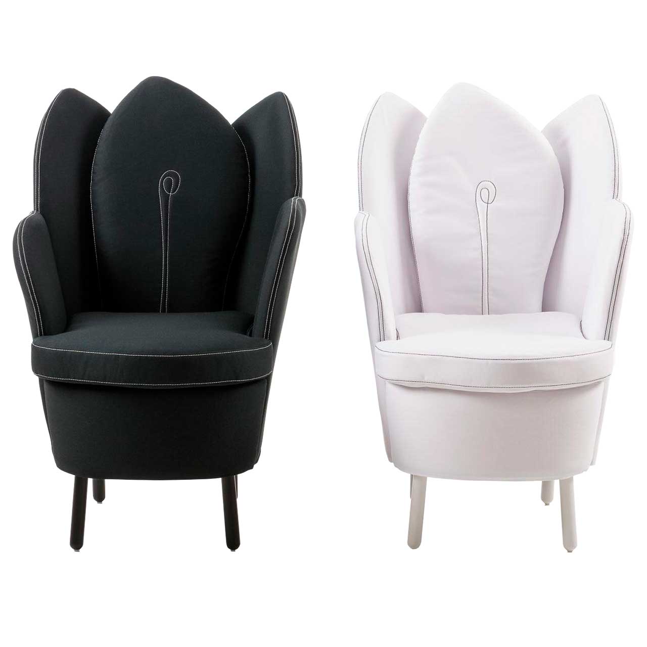 Zwei Sessel in schwarz mit schwarzen Beinen und weiß mit weißen Beinen. Die Sessel haben eine floral geformte Rückenlehne.