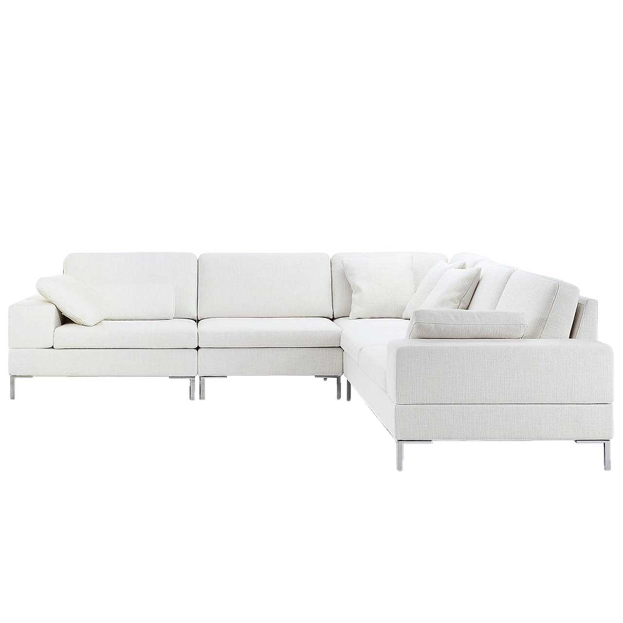 Weiße Eckgarnitur mit Eckelement und zwei gleich langen Anstellsofas.