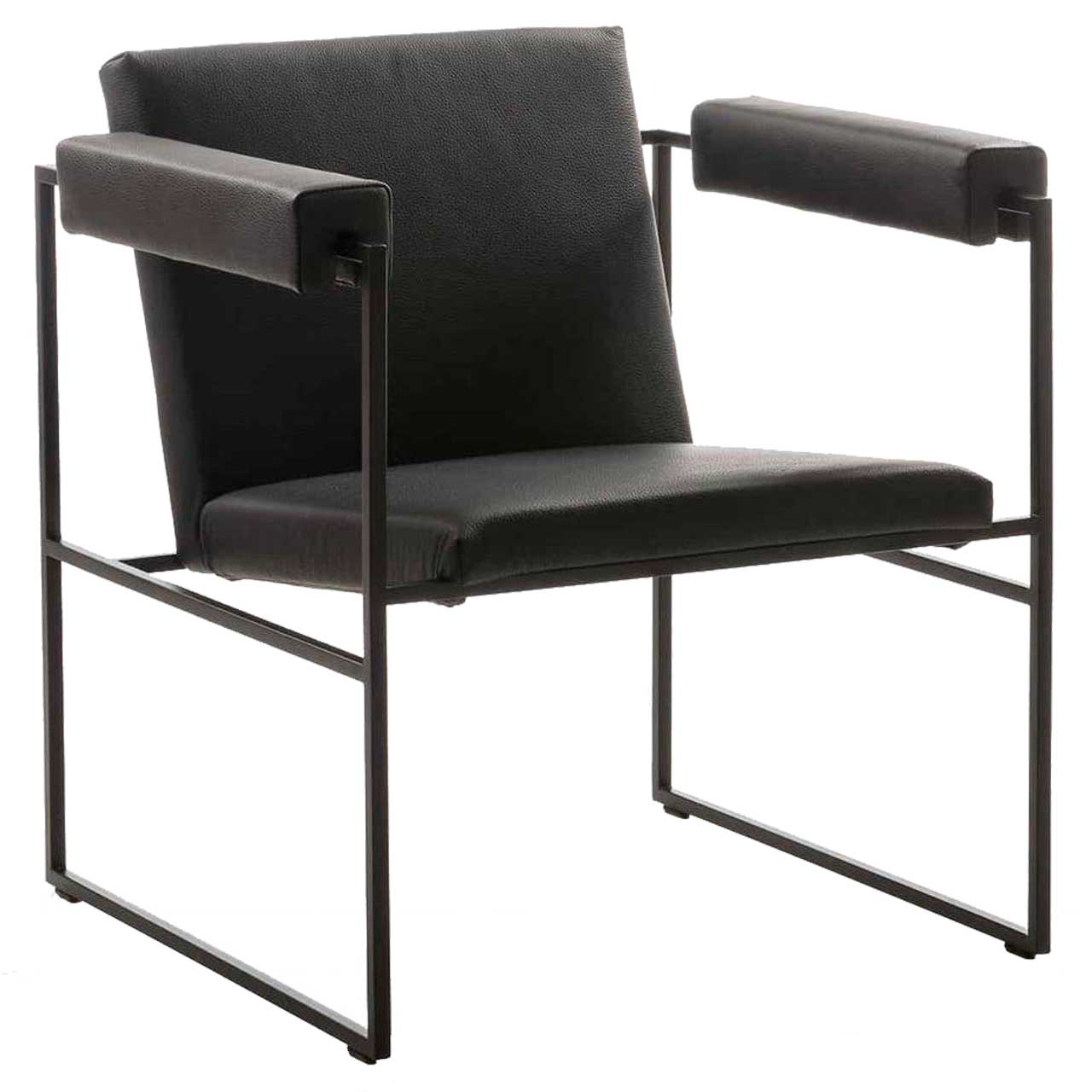 Filigraner Sessel mit schwarzem Leder bezogen. Das Untergestell ist aus Metall und schwarz pulverbeschichtet. Die Armlehnen sind mit schwarzen Armlehnpolstern gepolstert.