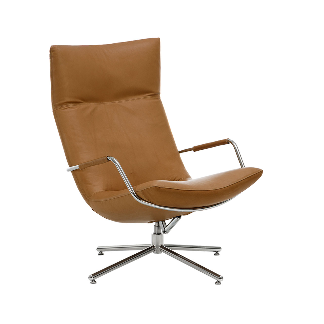 Ein Drehsessel in hellbraunem Leder mit verchromt glänzendem Kreuzfuß. Der Sessel hat ebenfalls verchromt glänzende Armlehnen.