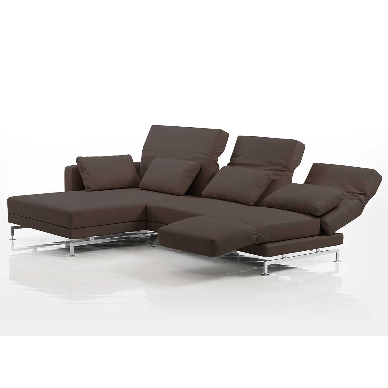 Eckgarnitur mit breitem Longchair links in braunem Stoff. Die mittlere und rechte Rückenlehne sind teilweise abgesenkt. Die rechte Armlehne ist zur Fußstütze vorgeschwenkt.