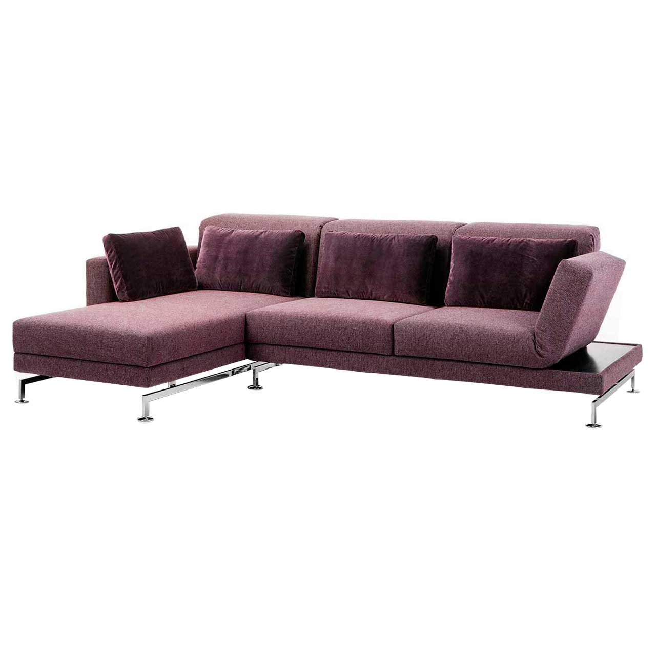 Eckgarnitur in violettem Stoff mit Longchair links, dekoriert mit vier Kissen.