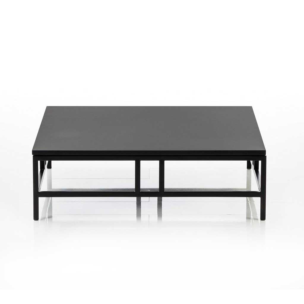 Quadratischer Wohnzimmertisch mit schwarzem Untergestell und schwarz gebeizter Tischplatte.