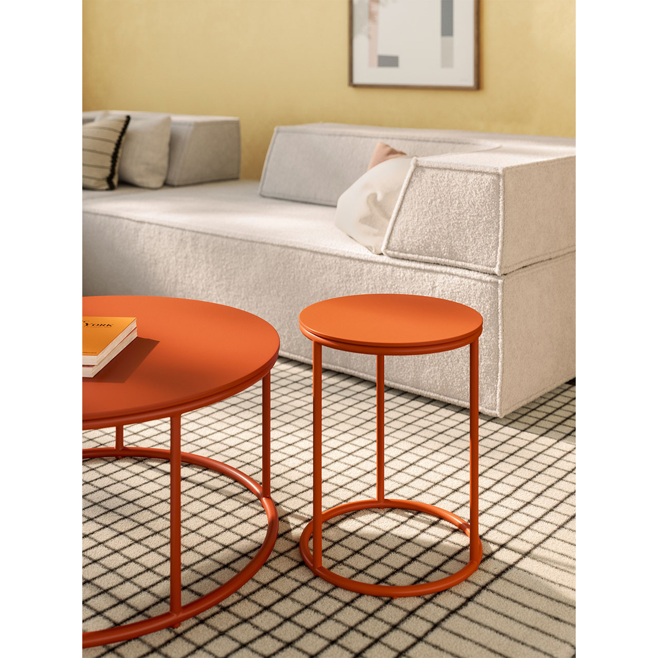 Milieubild der beiden Couch-/Beistelltische vor einer COR Trio Couch