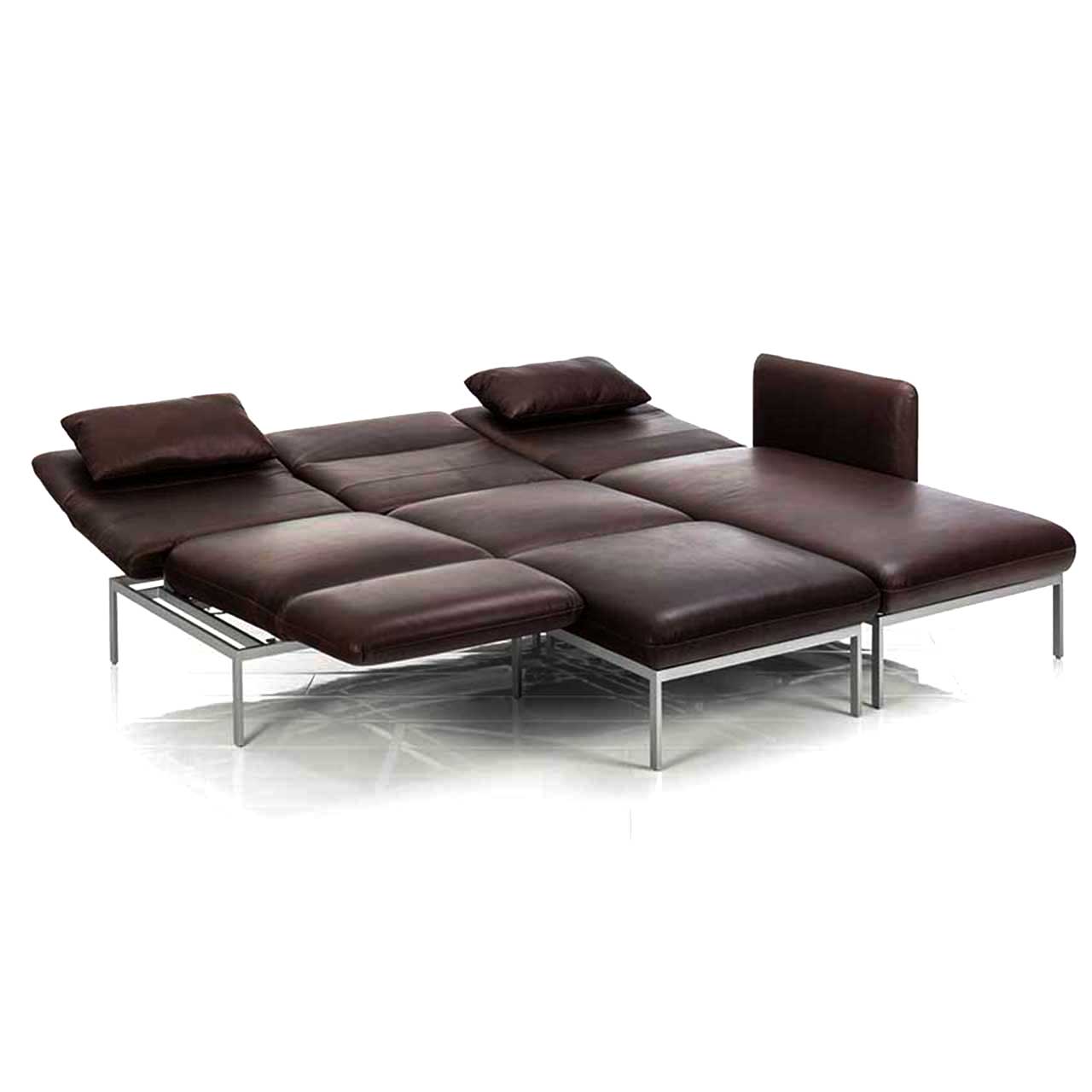 Eckgarnitur der Serie roro medium classic mit Longchair rechts und Anstellsofa links in braunem Leder. Die Rückenlehnen sind zur Relaxposition abgeklappt.