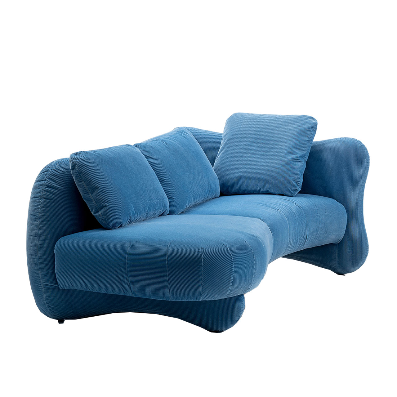 Blaues Openend mit drei Kissen.