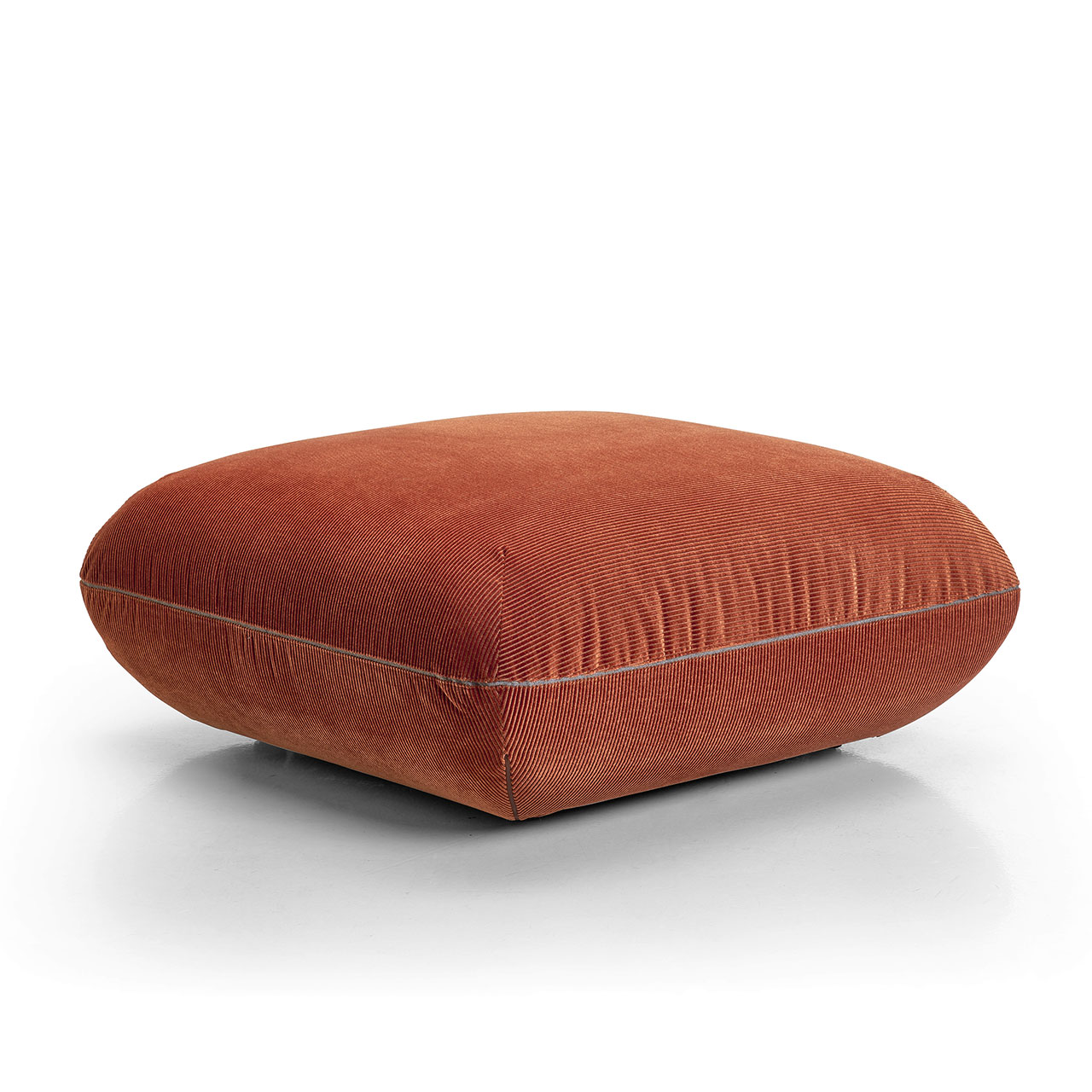 Quadratisch organisch geformter Hocker aus bräunlichem Cordstoff