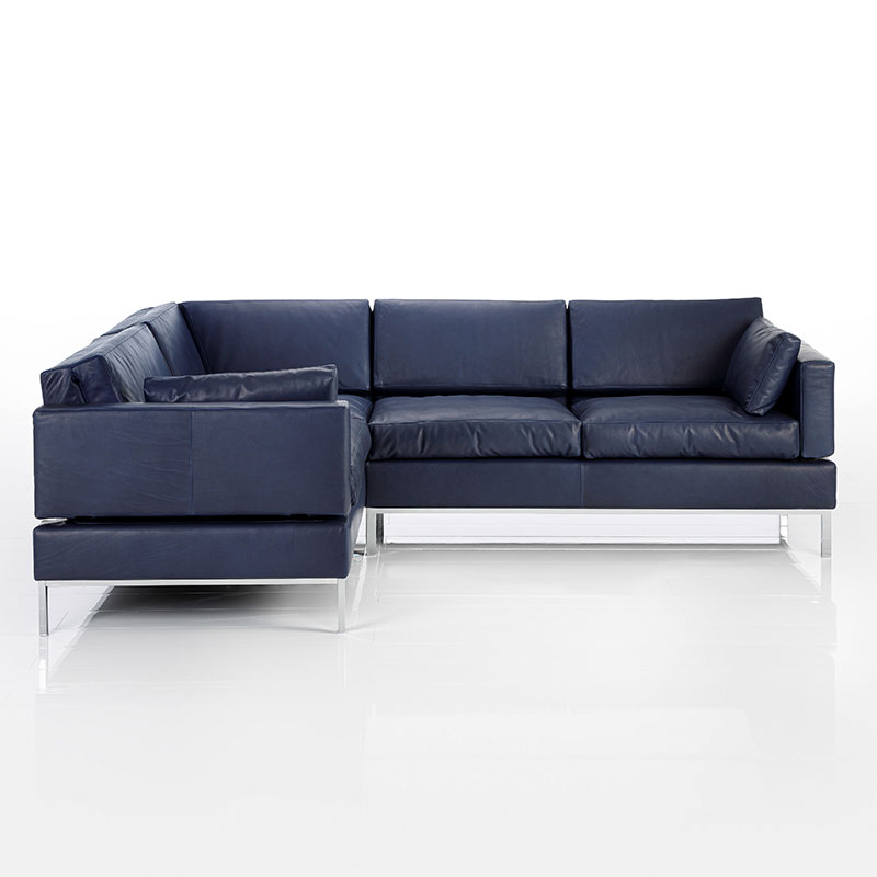 Eckgarnitur in hellblauem Leder.