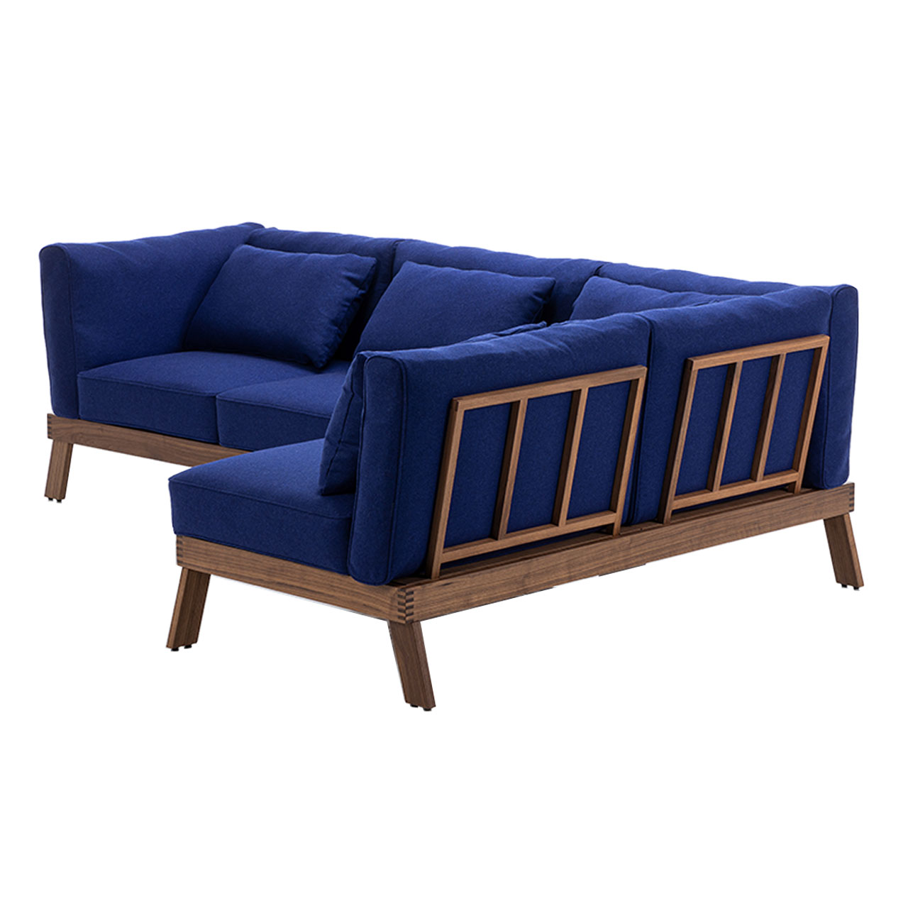 Eine Eckgarnitur der Serie brühl lofoten pure, bestehend aus zwei Openends. Die Polster liegen nur auf, so dass das Rückengestell aus Holz von hinten zu sehen ist.