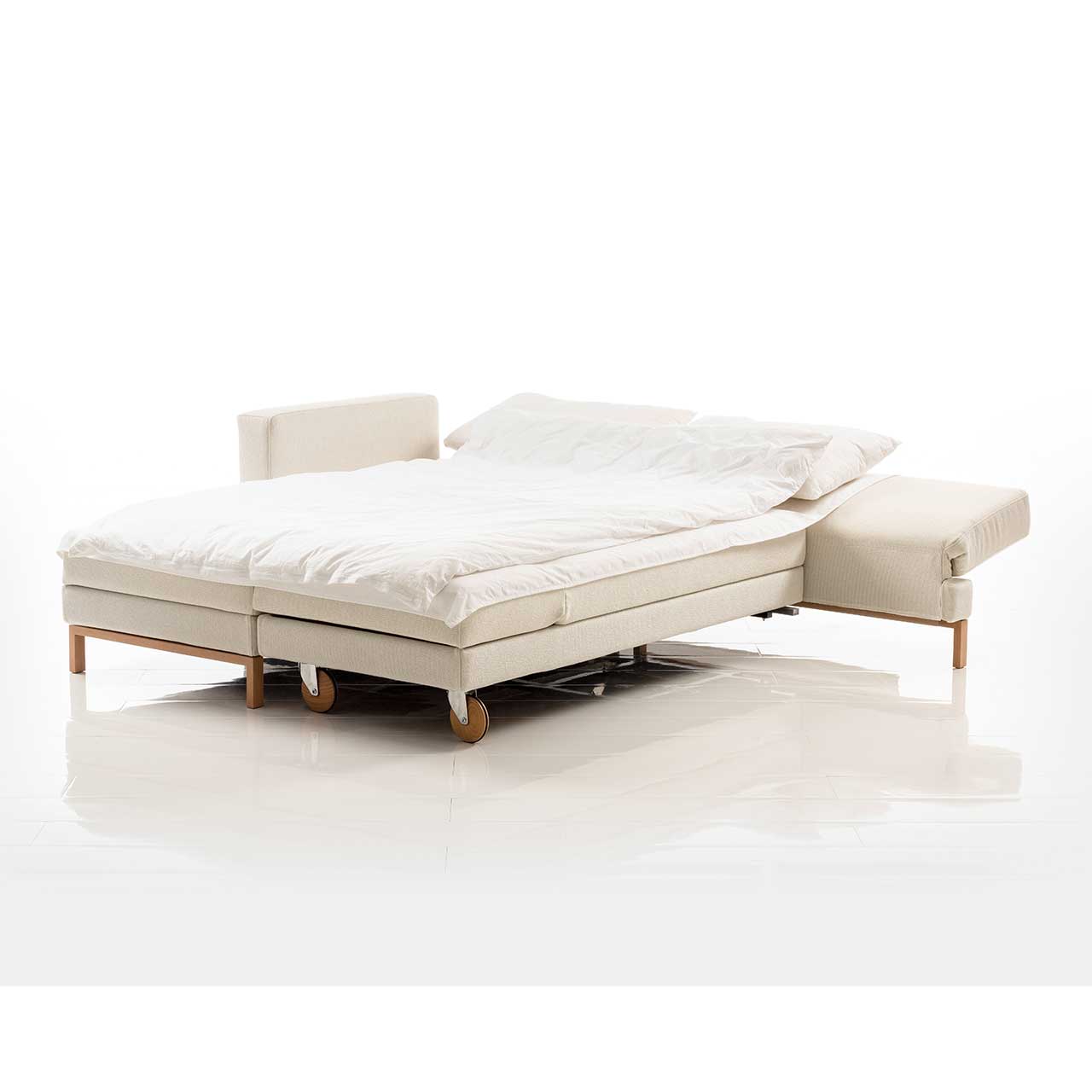 Eckgarnitur. Der Longchair wurde umgeschwenkt und steht parallel zum Anstellsofa, so dass eine Liegefläche entsteht.