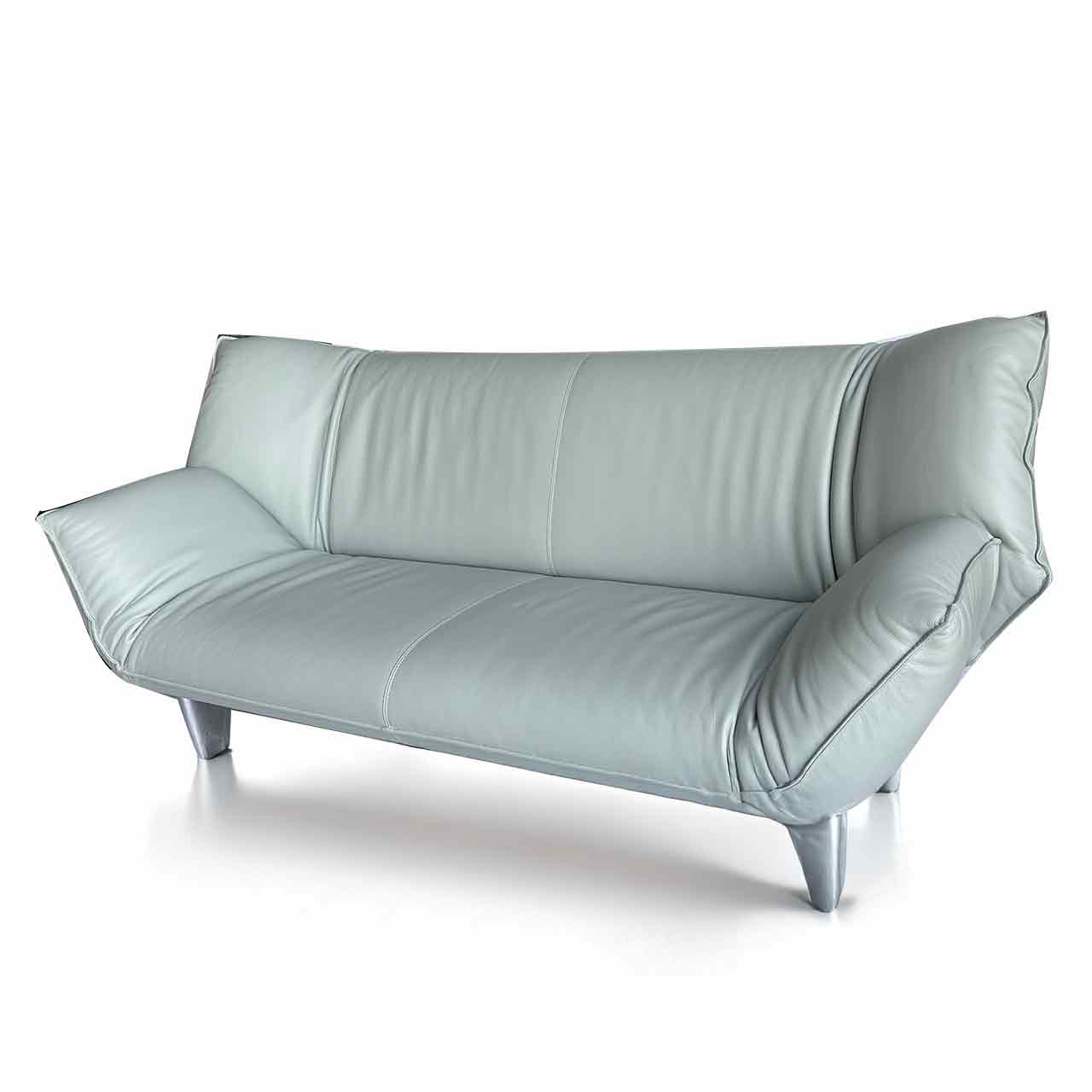 Sofa mit glänzenden Alufüßen aus hellem Leder