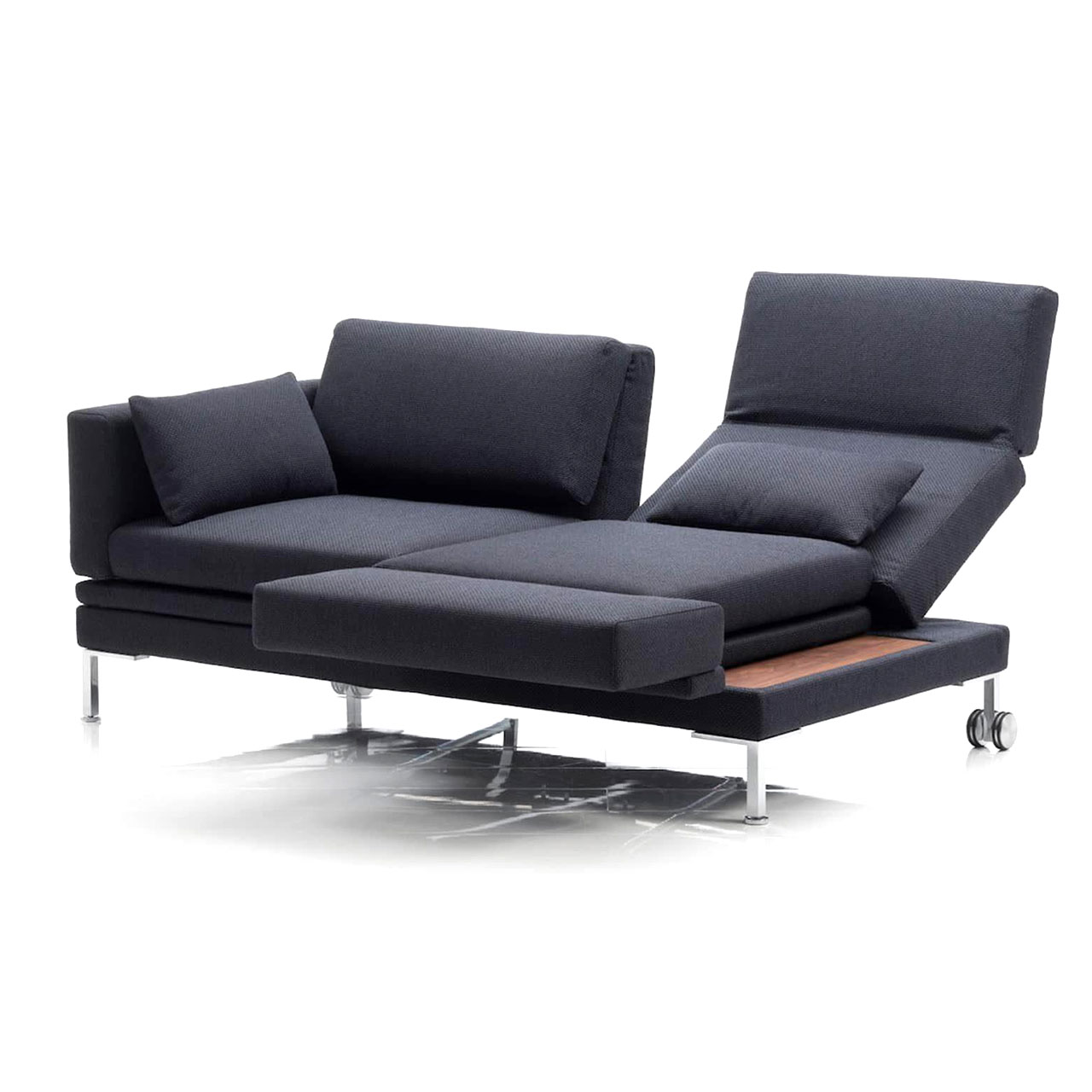 Ein dunkelblaues Sofa. Die rechte Rückenlehne ist aufgefaltet und zu einer Relaxposition abgesenkt. Die rechte Armlehne ist waagrecht abgesenkt und nach vorne geschwenkt, so dass eine Fußstütze entsteht. 