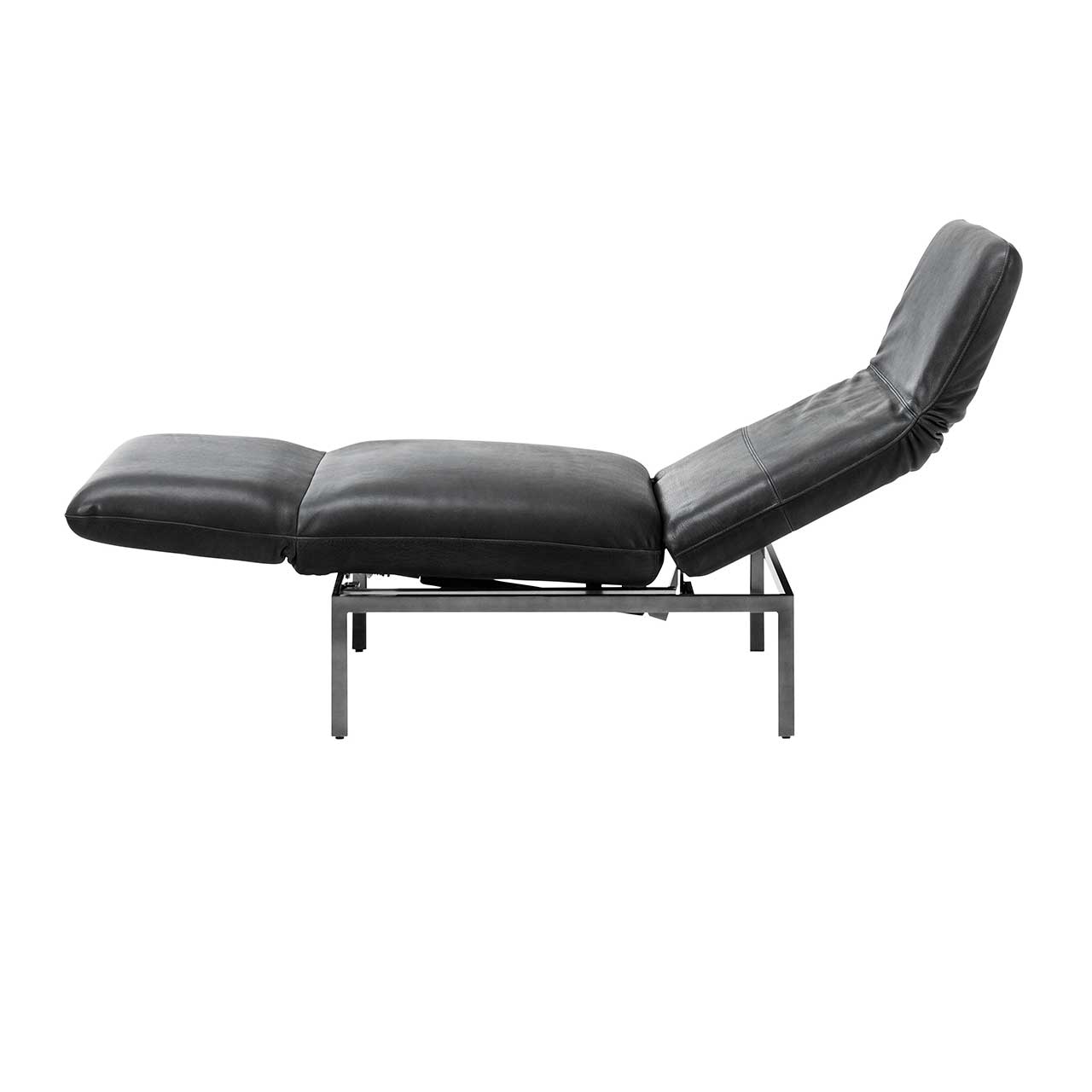 Multifunktionssessel der Serie roro small classic zur Relaxposition umgeschwenkt in schwarzem Leder.