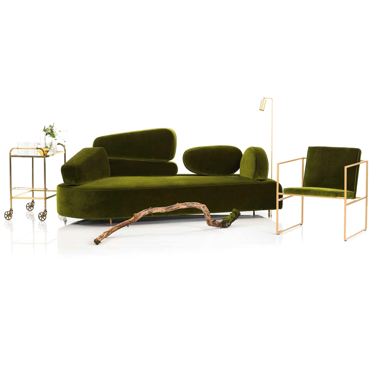 Ambientebild. Grünes asymmetrisches Sofa der Serie brühl mosspink. Die Rückenlehne des Sofas besteht aus vier asymmetrischen Elementen. Rechts neben dem Sofa steht ein Sessel der Serie brühl grace.