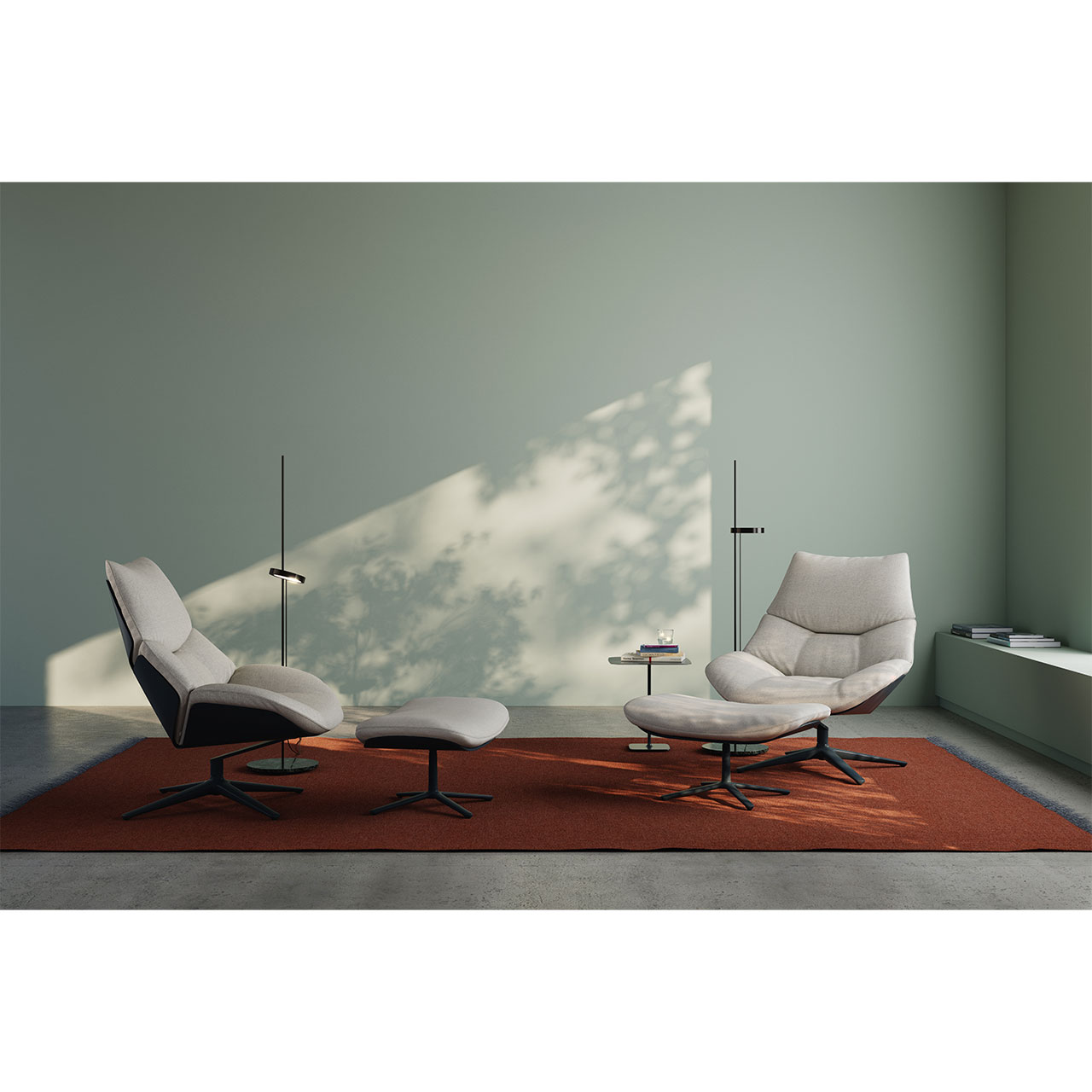 Zwei Sessel mit hellem Stoffbezug und Hocker in einem Wohnzimmer