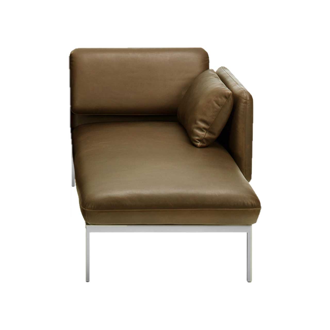 Longchair in braunem Leder mit Armlehne rechts der Serie roro small classic.