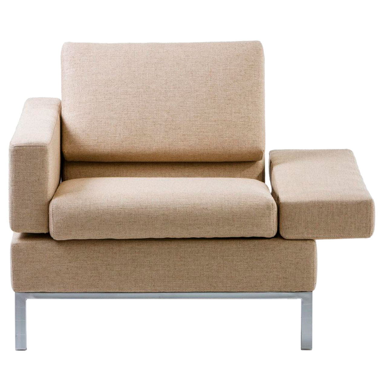 Sessel in beigem Leder mit Untergestell in chrom glänzend. Die rechte Armlehne waagrecht abgeklappt.