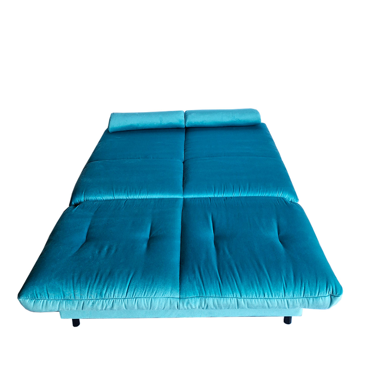 Schlafsofa in türkis-blauem Velourstoff mit zwei schmalen Kissen zur Liegefläche ausgezogen.