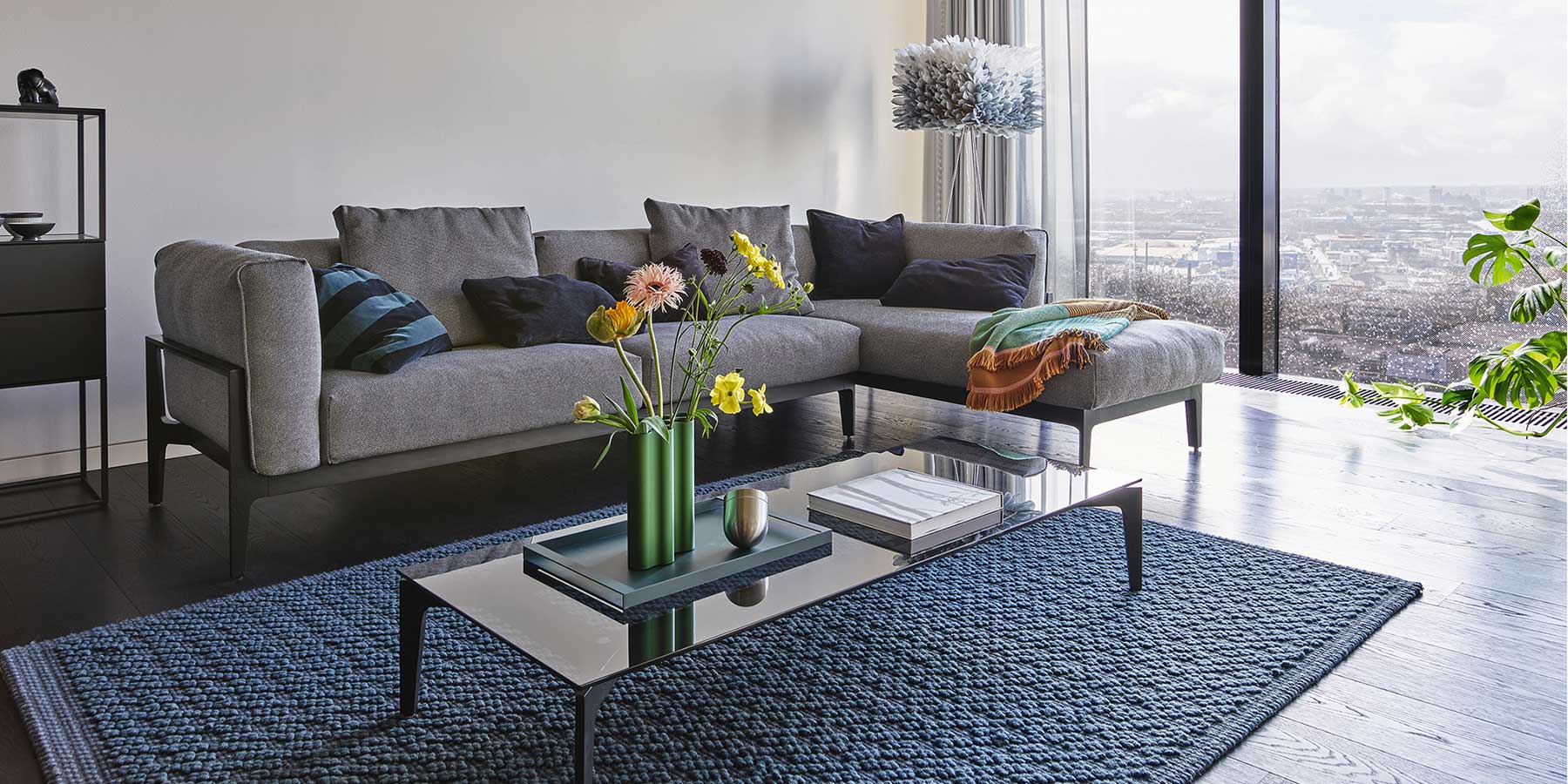 Elm Ecksofa mit Recamiere rechts in einem Wohnzimmer