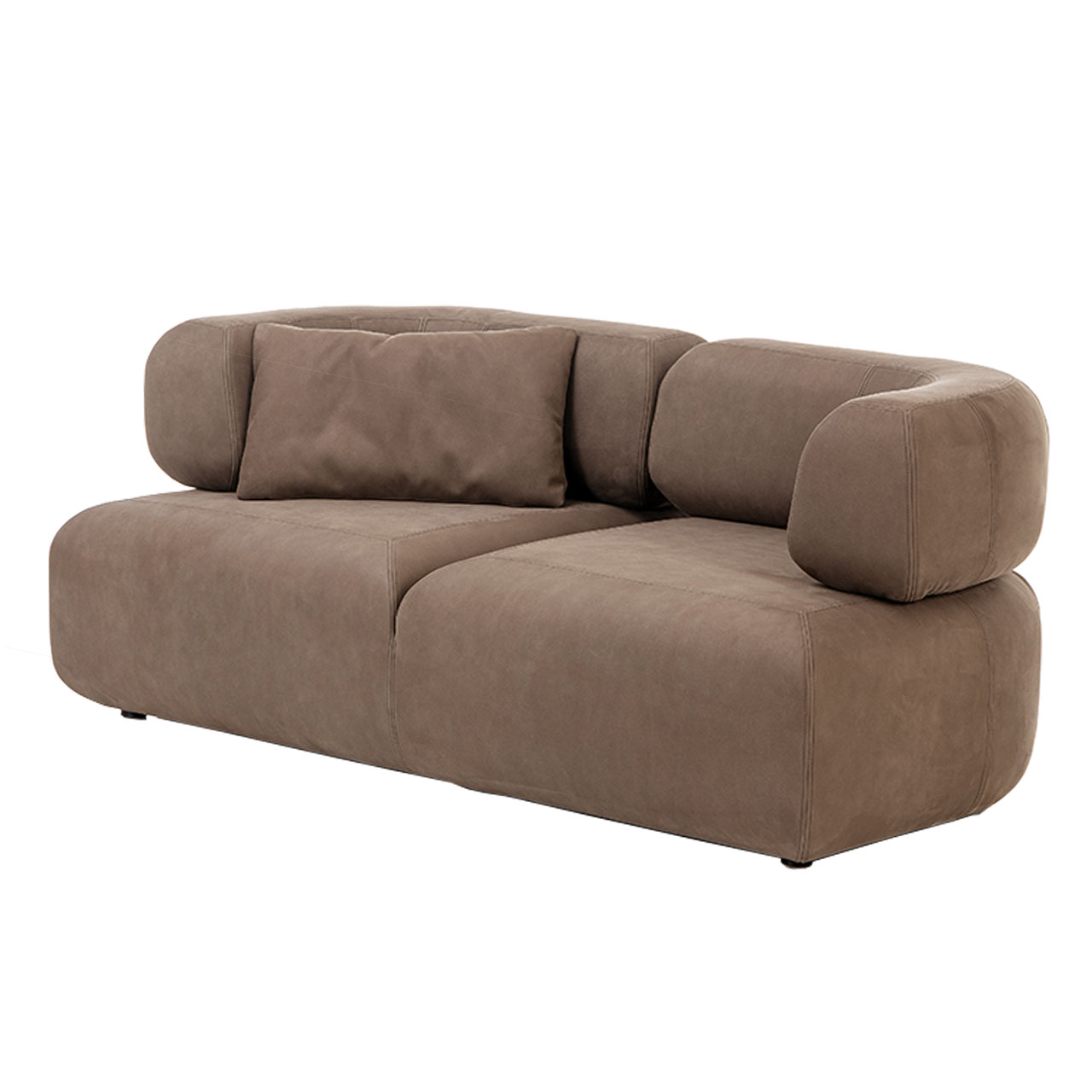 Schräge Sicht auf ein braunes Ledersofa. Das Sofa ist bodentief. Die Armlehnen sind kurz und reichen nicht bis an die Sitzkante. Auf dem Sofa liegen zwei rechteckige Kissen in gleicher Lederfarbe.