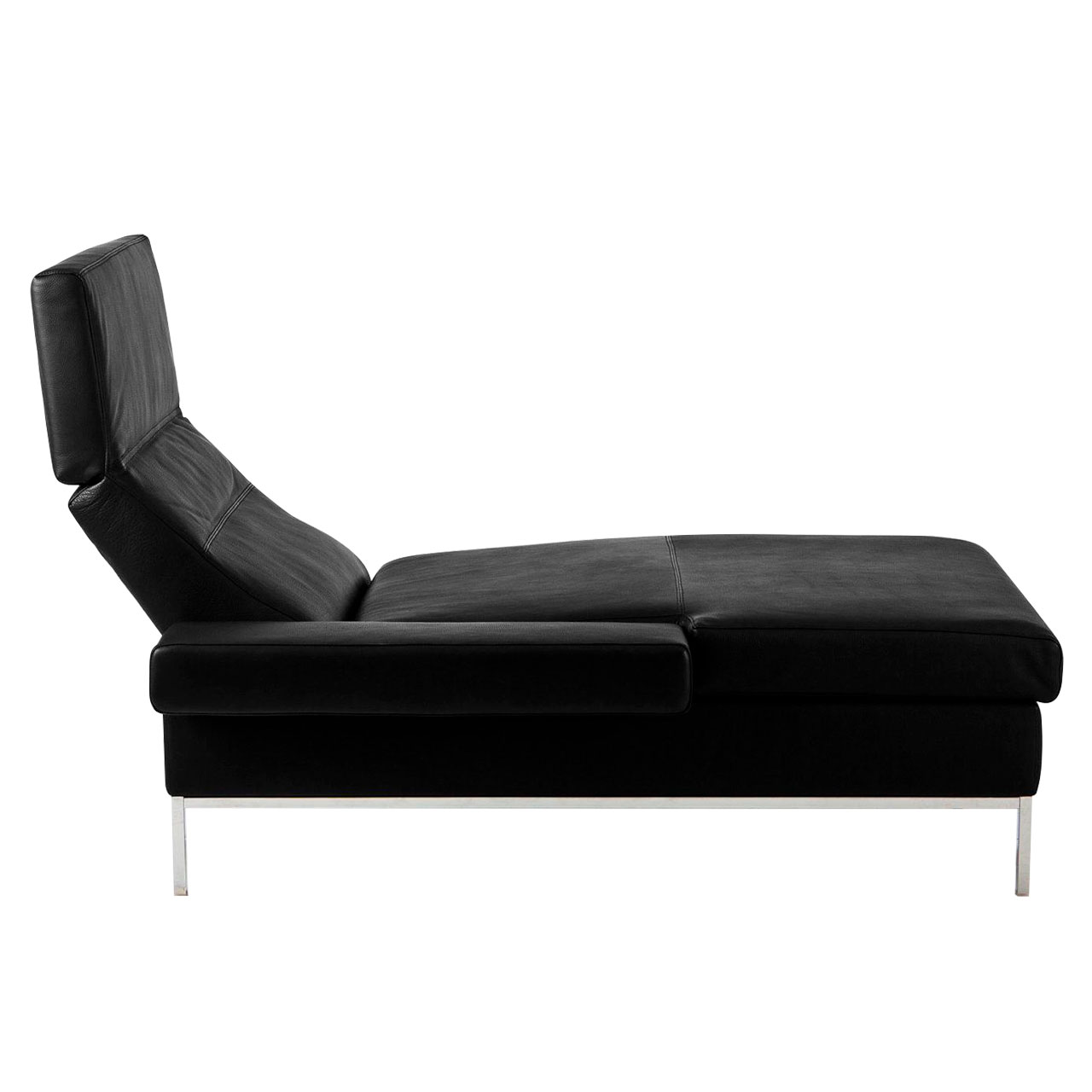 Seitenansicht auf einen Longchair in schwarzem Leder mit Armlehne links. Die Armlehne ist in die Waagrechte abgeklappt.