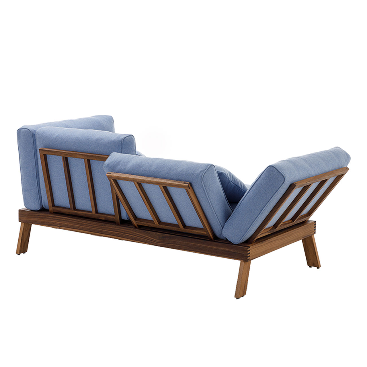 Rückansicht auf das Sofa brühl loofoten pure. Die Polster sind hellblau bezogen. Das Holzgestell ist in Eiche dunkel. Da die Polster nur aufliegen, ist auch das Gestell für Arm- und Rückenlehnen zu erkennen.