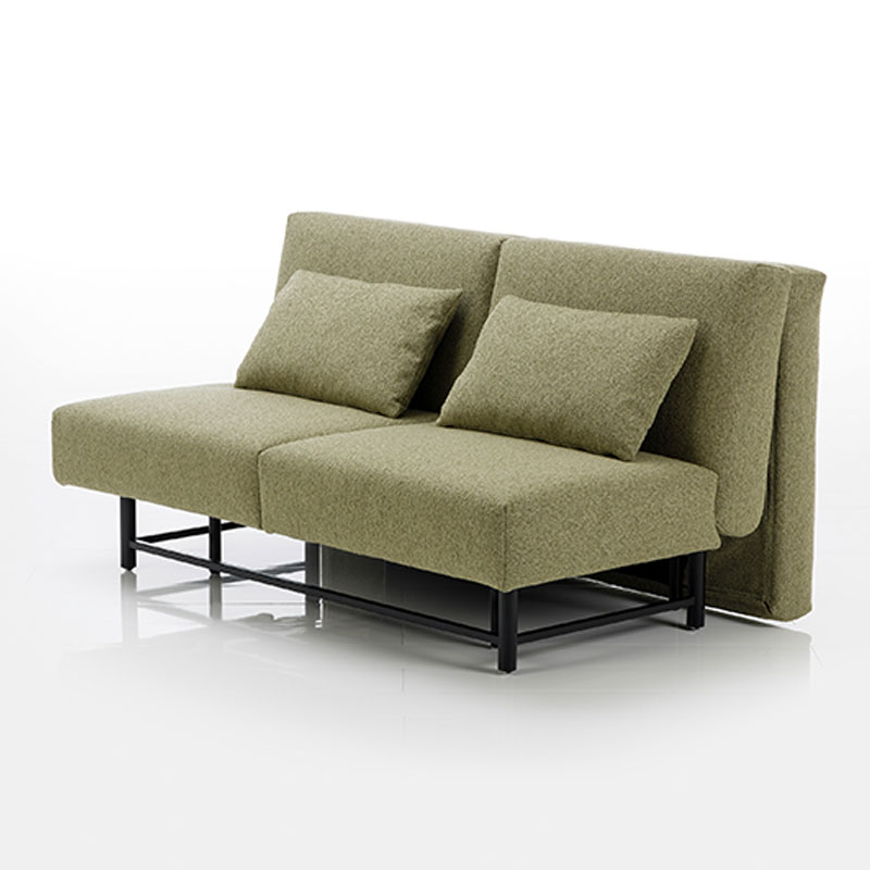 Moosgrünes Bettsofa mit schwarzem Untergestell aus Metall. 