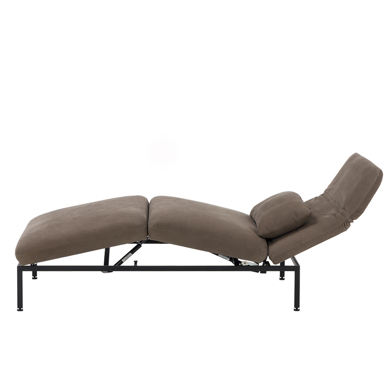 Relaxliege der Serie roro medium classic in braunem Leder. Die Rückenlehne ist zur Liegeposition abgesenkt. 