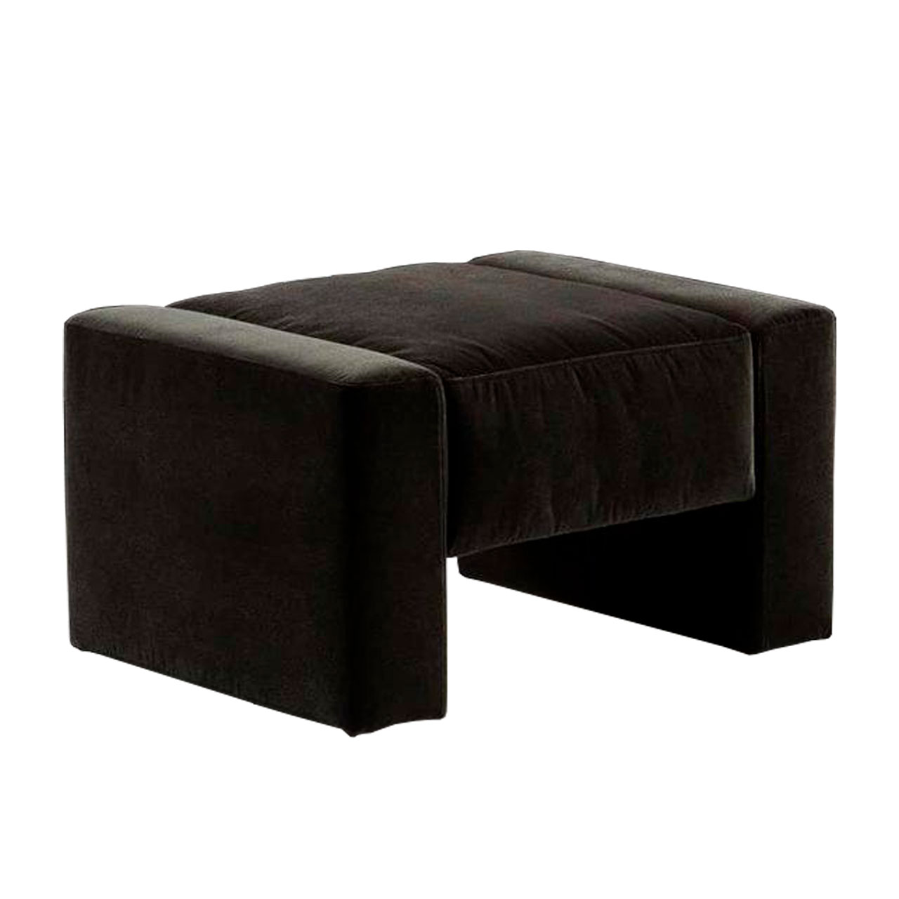 Freigestellter kubischer Hocker in schwarzem Leder.