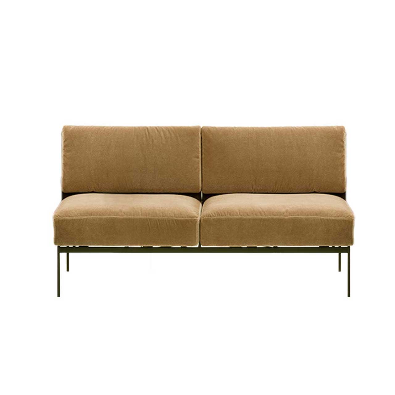 Zwischenelement mit zwei Sitzplätzen der Serie roro medium soft in caramelfarbenem Stoff.