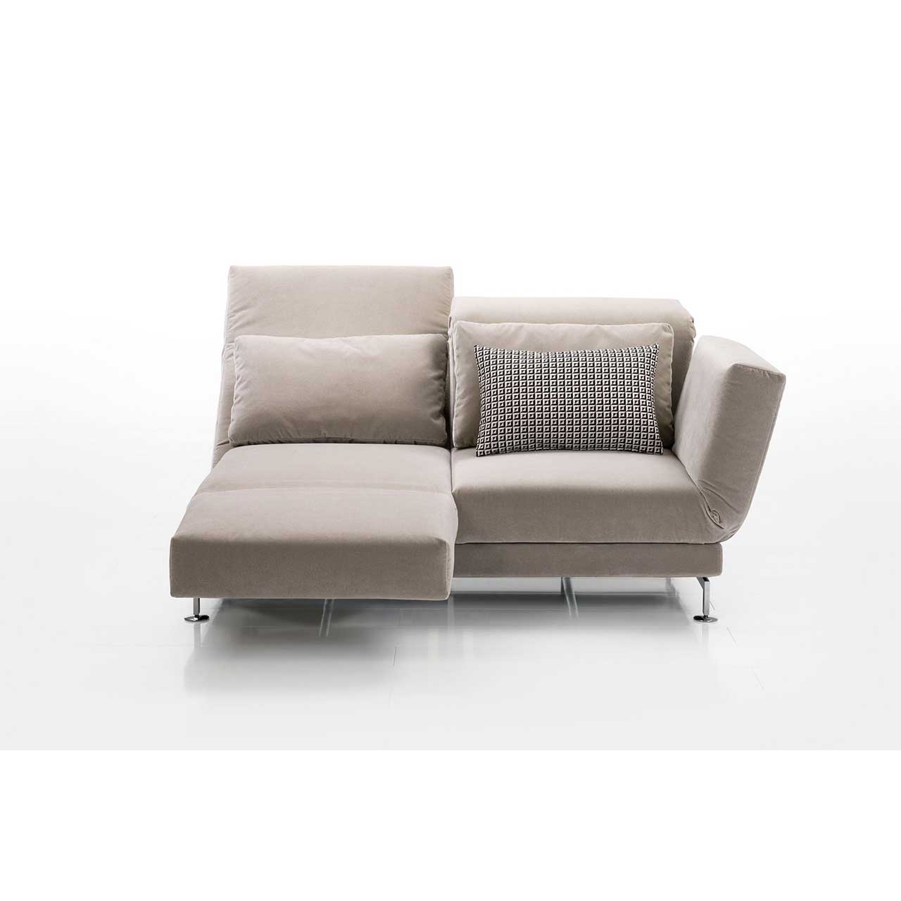 Cremeweißes Stoffsofa. Die linke Armlehne ist vorgeschwenkt, die linke Rückenlehnen halb abgesenkt.