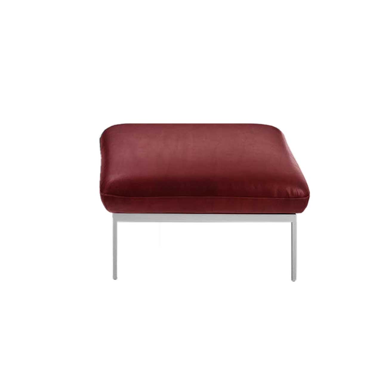Hocker der Serie roro small classic in rotem Leder.