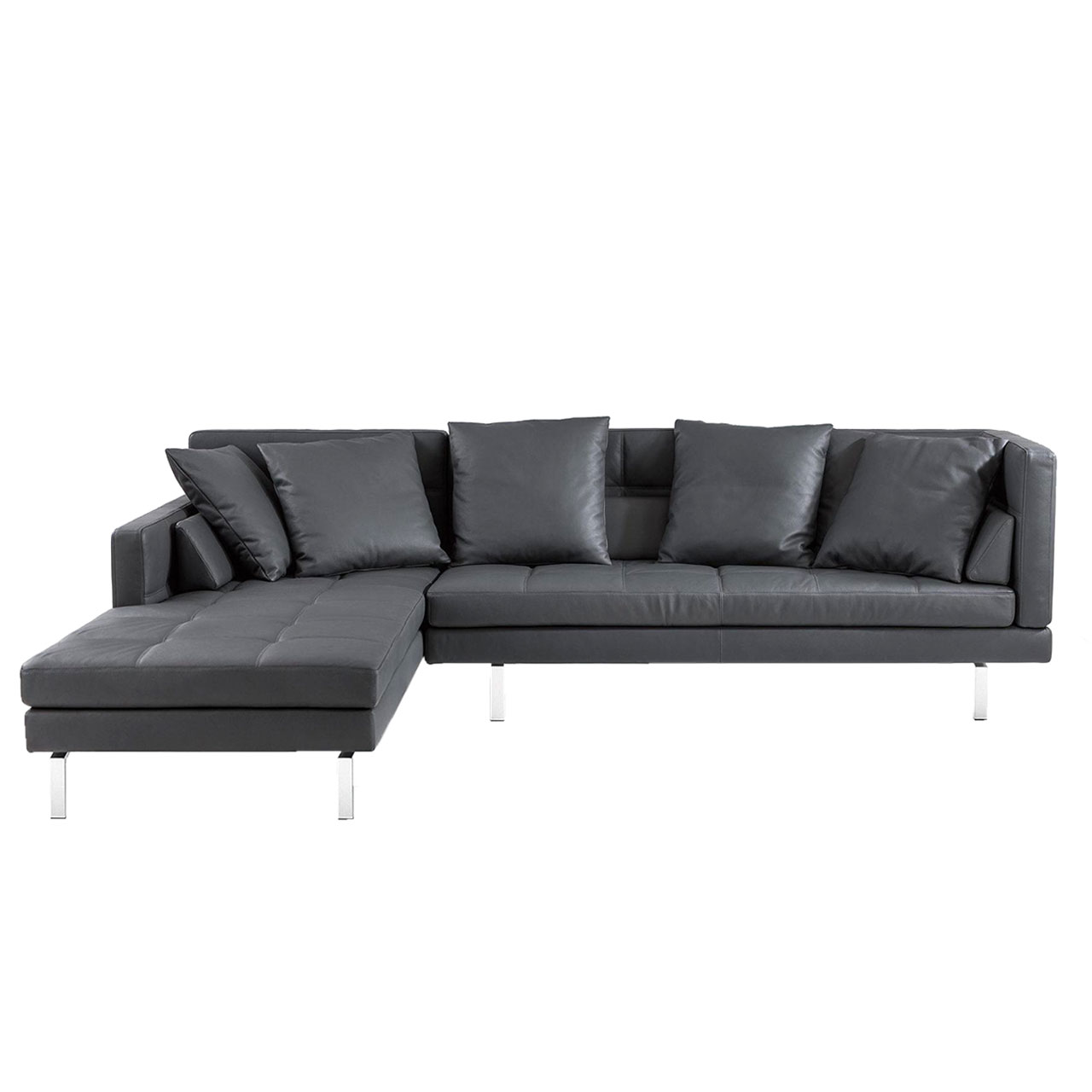 Schwarze Leder- Eckgarnitur mit schmaler, hohen Armlehne rechts und breitem Longchair links.