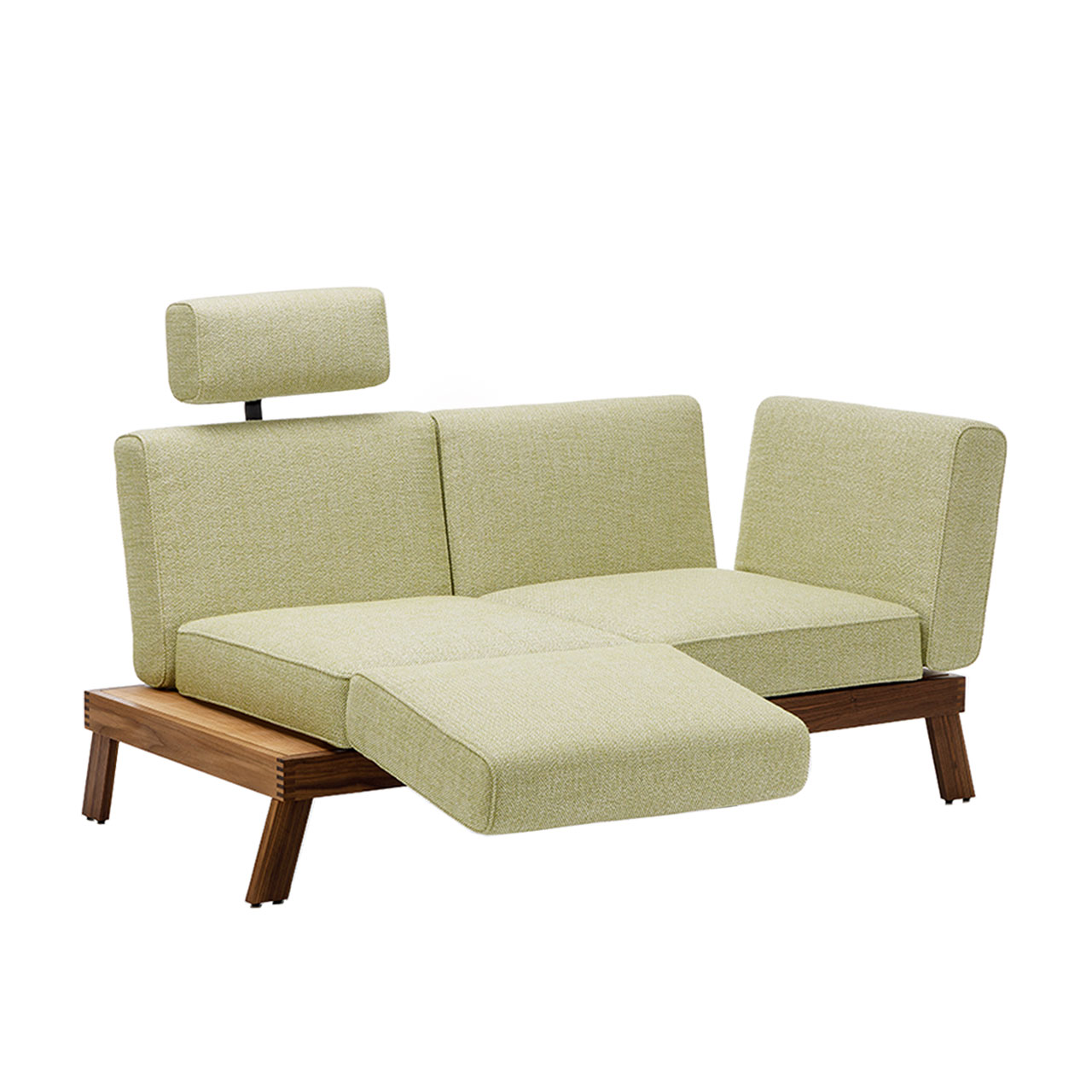 Sofa der Serie brühl lofoten Lounge mit Drehsitzen. Die Polster sind mit einem hellgrünen Stoff bezogen, das Untergestell ist in Eiche hell. Die Armlehnen sind nach vorne geschwenkt und senkrecht gestellt.