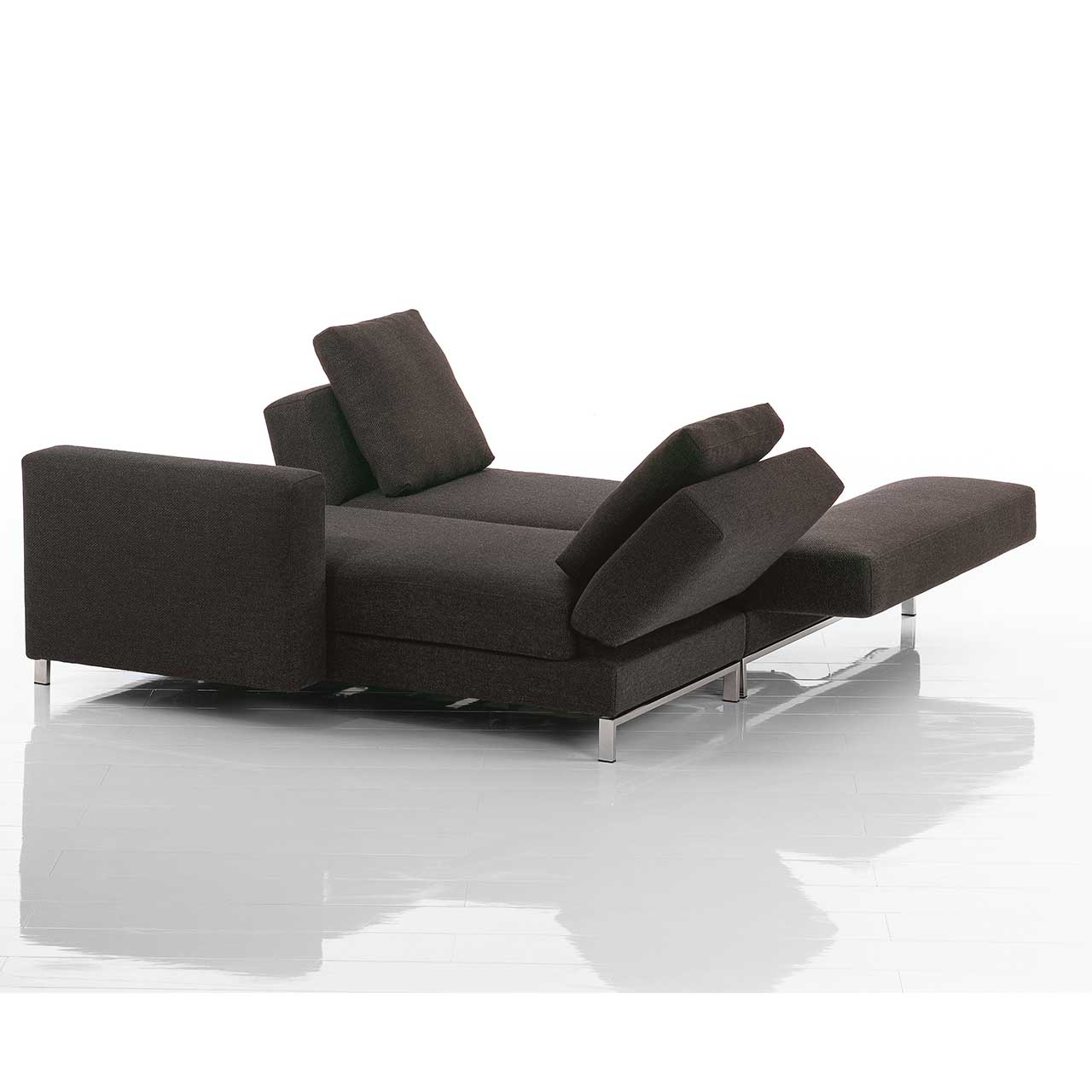 Eckgarnitur. Der Longchair wurde umgeschwenkt und steht parallel zum Anstellsofa, so dass eine Liegefläche entsteht.