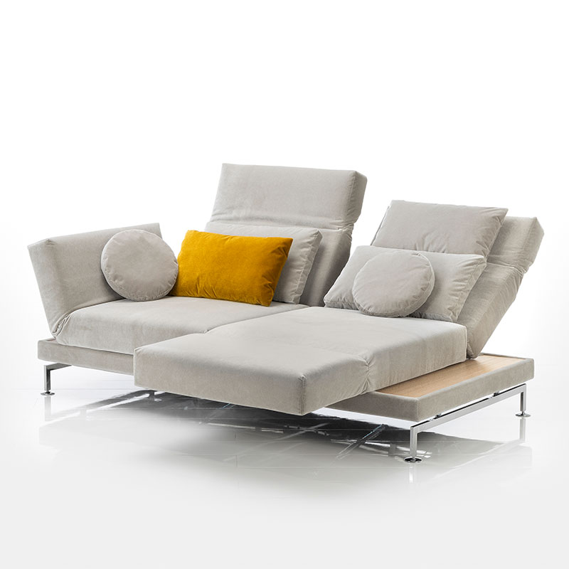 Sofa in hellgrauem Stoff. Der rechte Sitzplatz ist zur Relaxposition umgeschwenkt.
