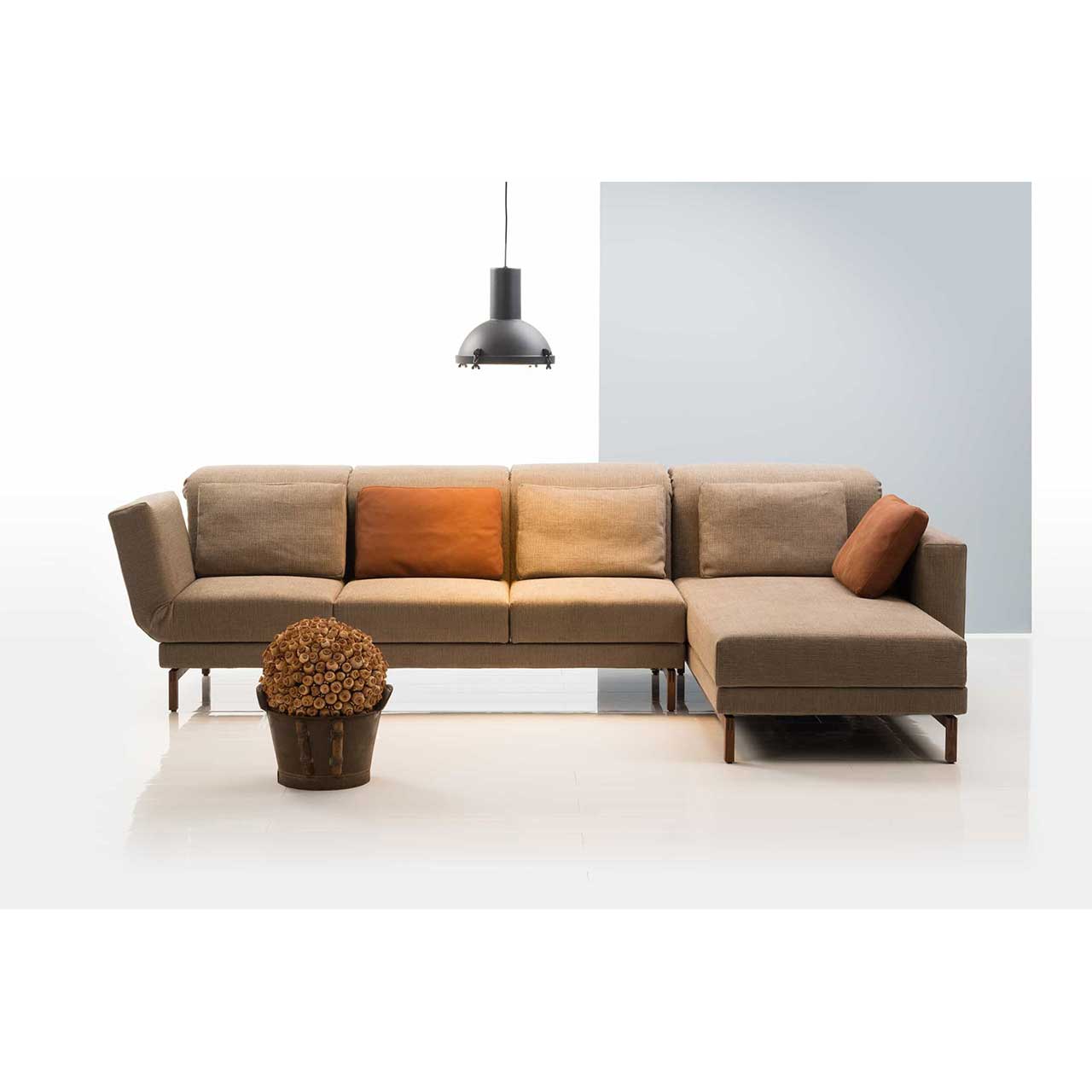 Eckgarnitur in hellbraunem Stoff mit Longchair rechts.