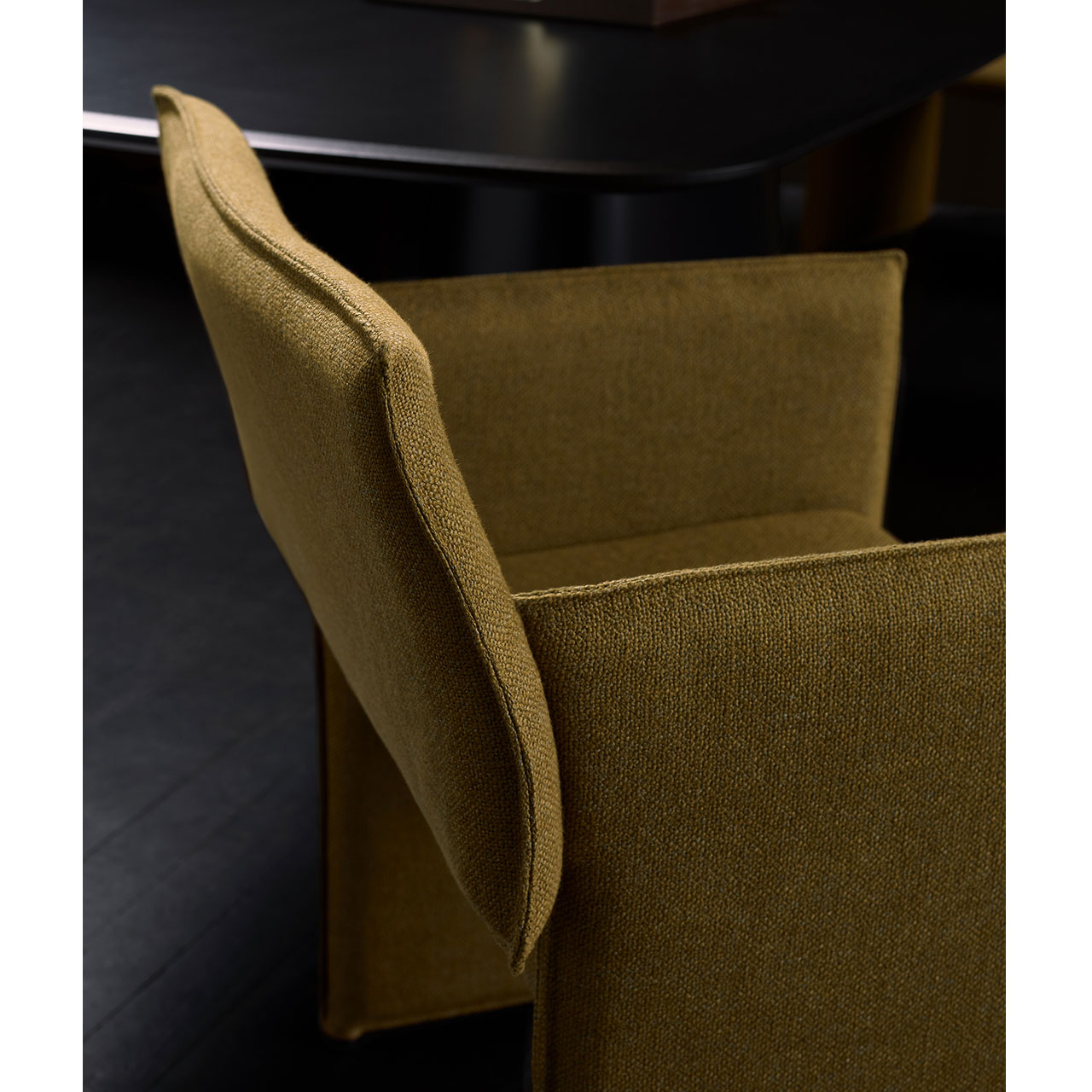 Blick auf Teile der Rückenlehne und Armlehne.